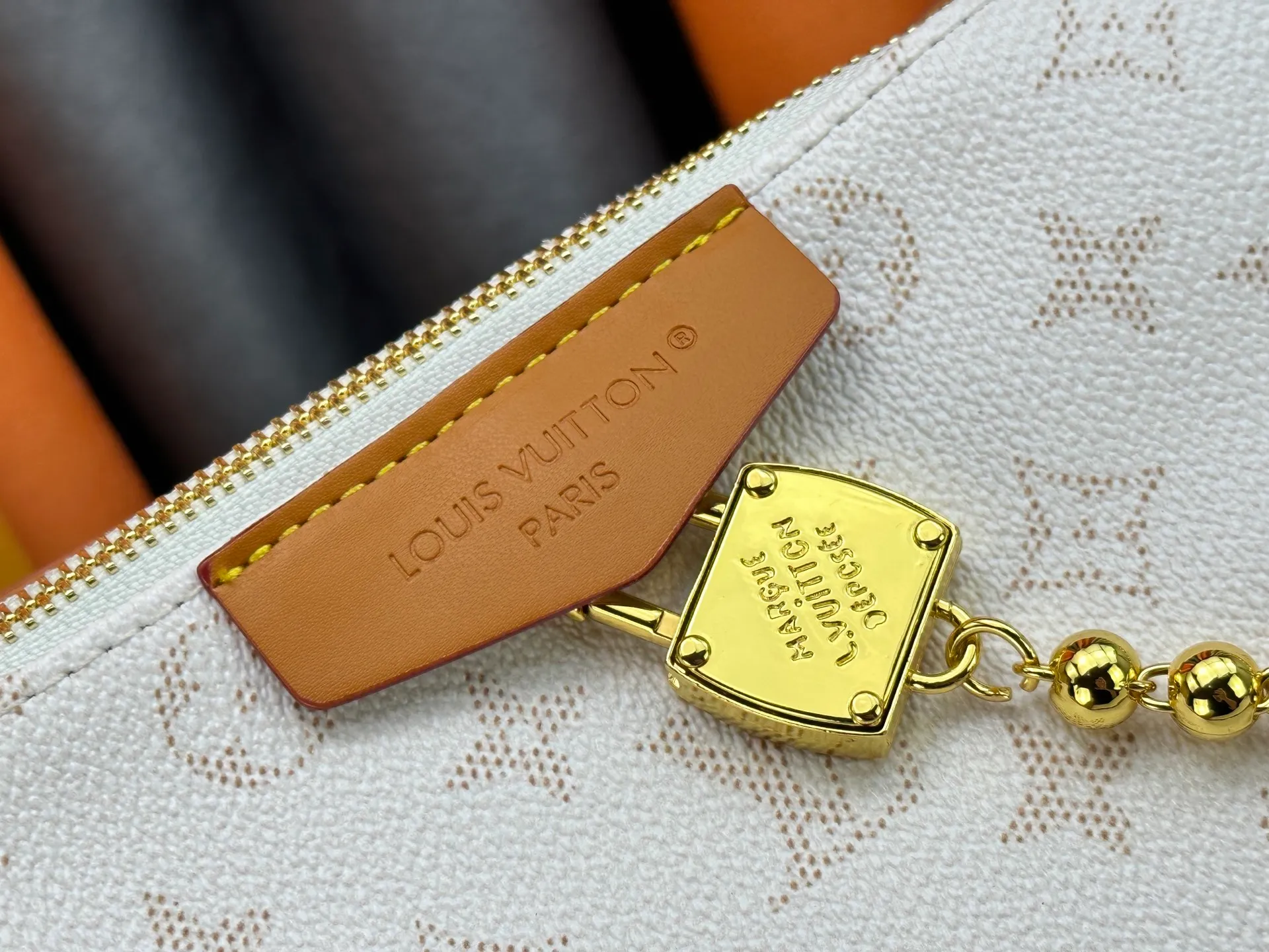 P280 Upgraded original version M14661 This version of Hills chette draws inspiration from Louis Vuitton’s iconic Monogram canvas and is dazzlingly embellished with Monogram Mini. This handbag is a 2025 new design, decorated with cowhide trim and gold metal parts. The length of the handle can be adjusted to the most suitable length, and there is ample space inside the bag to store a mobile phone, business card holder, lipstick and keys. 32x 19x 9.5 cm (length x height x width)