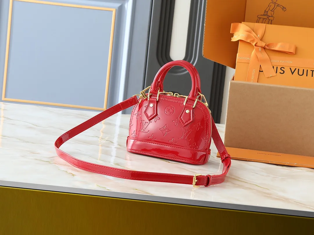 💰220💰Upgraded from the original model, the same Patent Leather Series M82717 M91606 M93595 Alma BB handbag is derived from the classic Louis Vuitton bag designed in 1934. This compact bag easily holds keys, wallet, smartphone and lipstick. Detachable shoulder strap for cross-body wear. This modern version of the bag continues its classic silhouette in Epi leather in bright and inspiring colours. Dimensions: 18x12x8