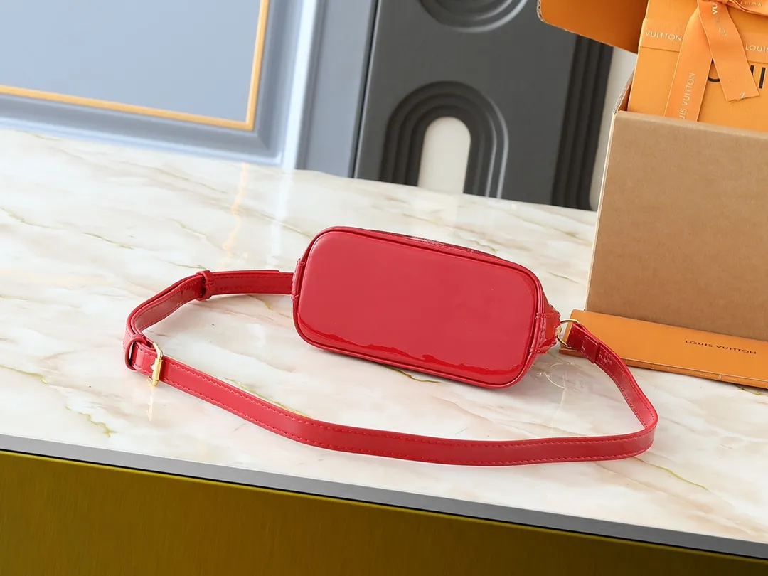 💰220💰Upgraded from the original model, the same Patent Leather Series M82717 M91606 M93595 Alma BB handbag is derived from the classic Louis Vuitton bag designed in 1934. This compact bag easily holds keys, wallet, smartphone and lipstick. Detachable shoulder strap for cross-body wear. This modern version of the bag continues its classic silhouette in Epi leather in bright and inspiring colours. Dimensions: 18x12x8