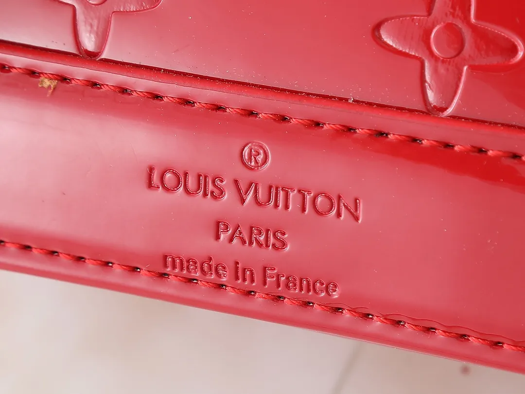 💰220💰Upgraded from the original model, the same Patent Leather Series M82717 M91606 M93595 Alma BB handbag is derived from the classic Louis Vuitton bag designed in 1934. This compact bag easily holds keys, wallet, smartphone and lipstick. Detachable shoulder strap for cross-body wear. This modern version of the bag continues its classic silhouette in Epi leather in bright and inspiring colours. Dimensions: 18x12x8