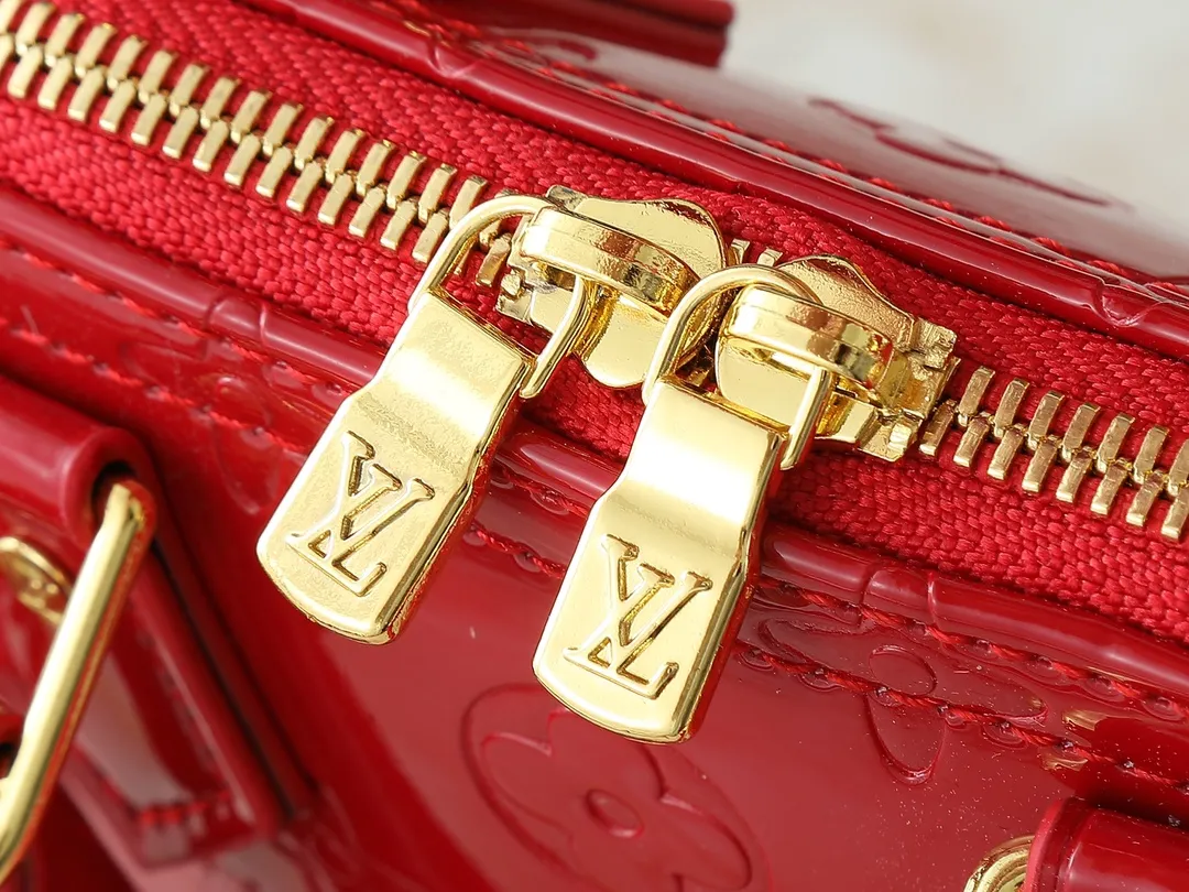💰220💰Upgraded from the original model, the same Patent Leather Series M82717 M91606 M93595 Alma BB handbag is derived from the classic Louis Vuitton bag designed in 1934. This compact bag easily holds keys, wallet, smartphone and lipstick. Detachable shoulder strap for cross-body wear. This modern version of the bag continues its classic silhouette in Epi leather in bright and inspiring colours. Dimensions: 18x12x8