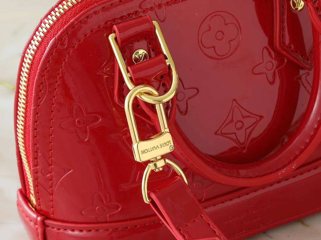 💰220💰Upgraded from the original model, the same Patent Leather Series M82717 M91606 M93595 Alma BB handbag is derived from the classic Louis Vuitton bag designed in 1934. This compact bag easily holds keys, wallet, smartphone and lipstick. Detachable shoulder strap for cross-body wear. This modern version of the bag continues its classic silhouette in Epi leather in bright and inspiring colours. Dimensions: 18x12x8