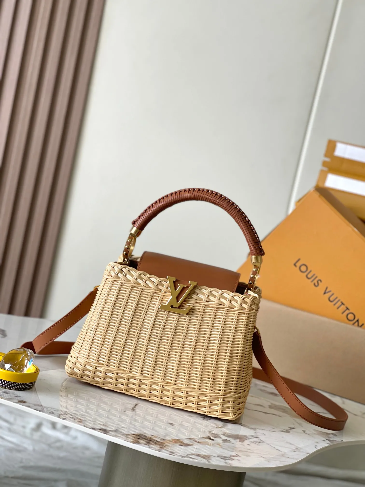 💰4400 [Special grade MB chip version original leather] The Capucines BB HI handbag has a unique rattan woven structure, paying tribute to the Louis Vuitton picnic box design that came out in 1892. This Capucines BB handbag model: M22173 brown dynamic chip version Material: A-grade all-steel hardware, imported original fabric Packaging: full set of original duty-free MB packaging Size: 27*17.5*9CM