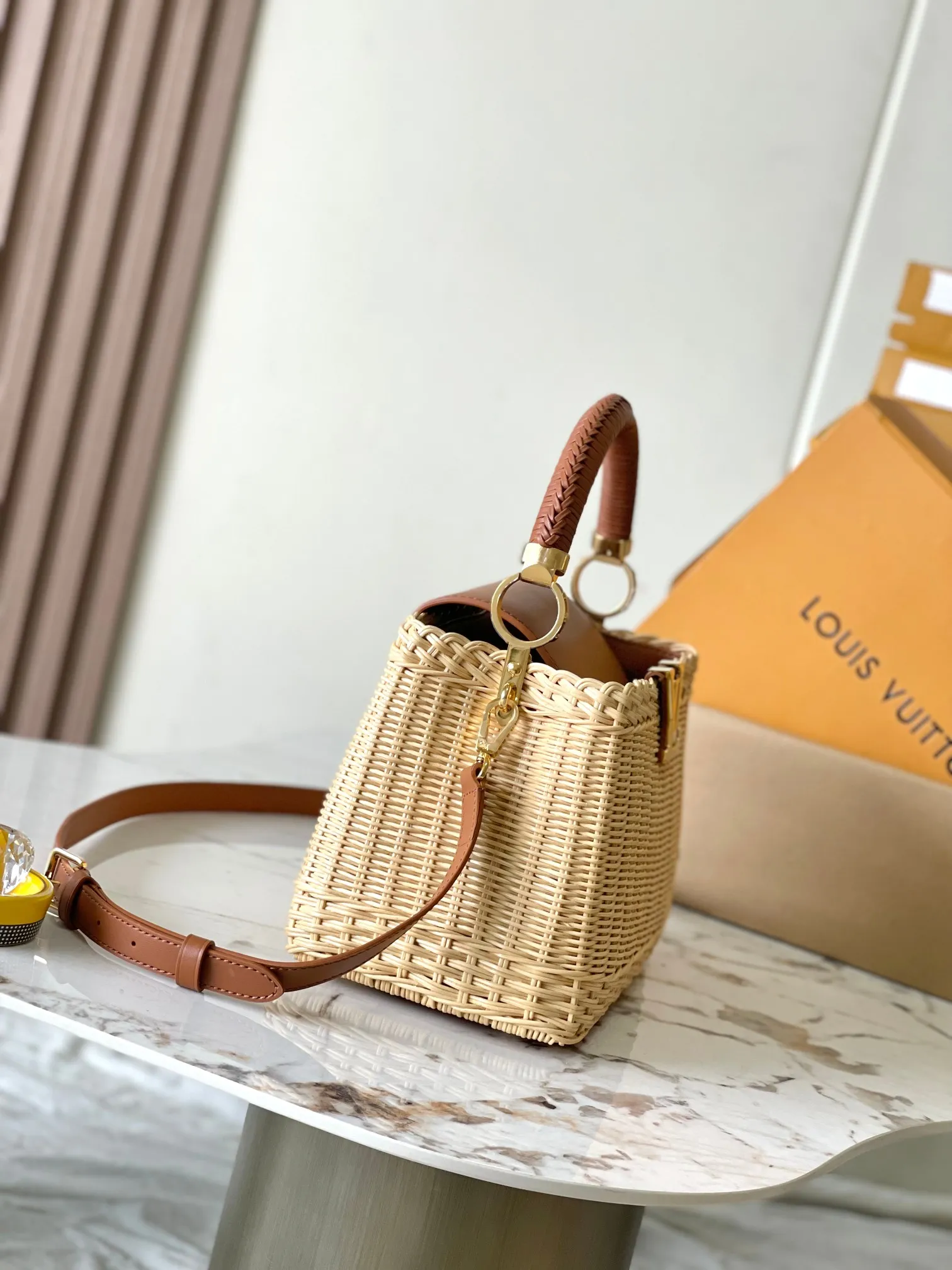 💰4400 [Special grade MB chip version original leather] The Capucines BB HI handbag has a unique rattan woven structure, paying tribute to the Louis Vuitton picnic box design that came out in 1892. This Capucines BB handbag model: M22173 brown dynamic chip version Material: A-grade all-steel hardware, imported original fabric Packaging: full set of original duty-free MB packaging Size: 27*17.5*9CM