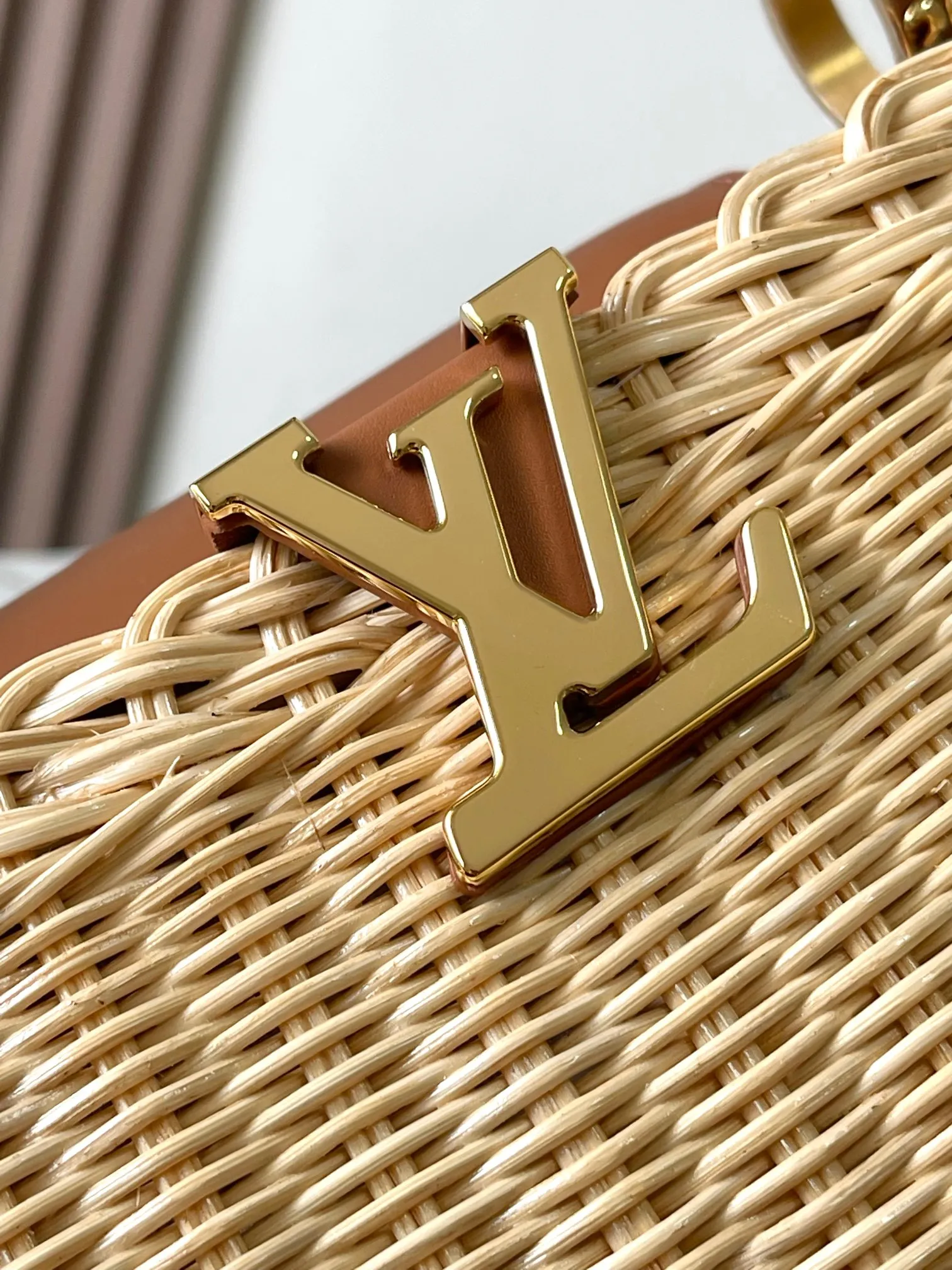 💰4400 [Special grade MB chip version original leather] The Capucines BB HI handbag has a unique rattan woven structure, paying tribute to the Louis Vuitton picnic box design that came out in 1892. This Capucines BB handbag model: M22173 brown dynamic chip version Material: A-grade all-steel hardware, imported original fabric Packaging: full set of original duty-free MB packaging Size: 27*17.5*9CM