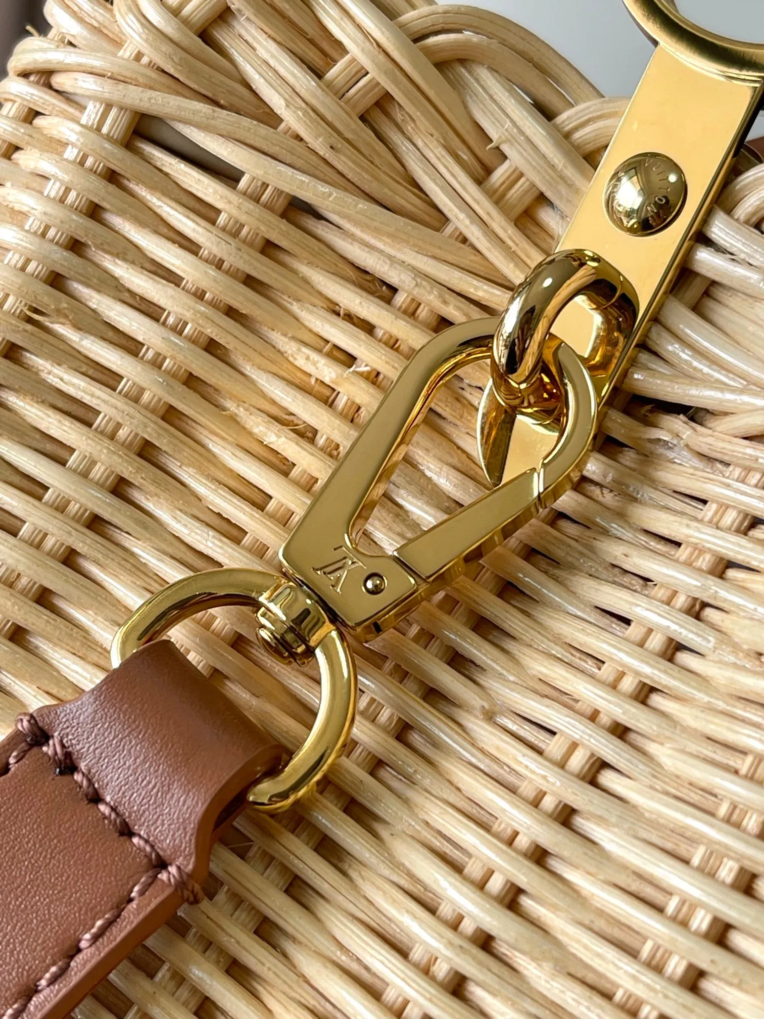 💰4400 [Special grade MB chip version original leather] The Capucines BB HI handbag has a unique rattan woven structure, paying tribute to the Louis Vuitton picnic box design that came out in 1892. This Capucines BB handbag model: M22173 brown dynamic chip version Material: A-grade all-steel hardware, imported original fabric Packaging: full set of original duty-free MB packaging Size: 27*17.5*9CM