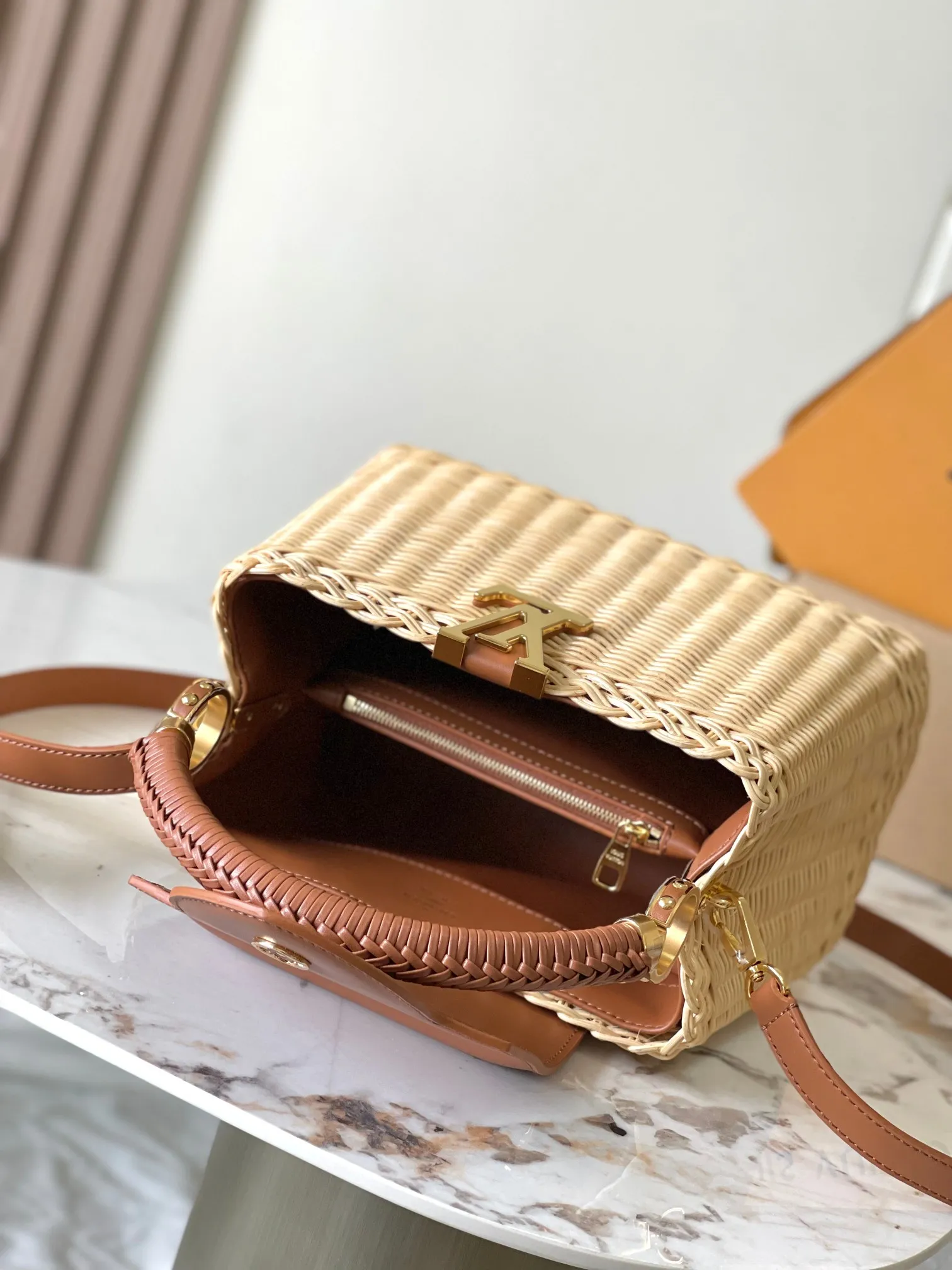 💰4400 [Special grade MB chip version original leather] The Capucines BB HI handbag has a unique rattan woven structure, paying tribute to the Louis Vuitton picnic box design that came out in 1892. This Capucines BB handbag model: M22173 brown dynamic chip version Material: A-grade all-steel hardware, imported original fabric Packaging: full set of original duty-free MB packaging Size: 27*17.5*9CM