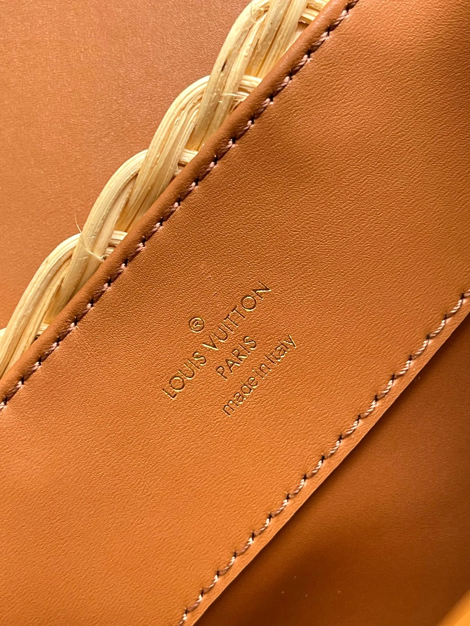 💰4400 [Special grade MB chip version original leather] The Capucines BB HI handbag has a unique rattan woven structure, paying tribute to the Louis Vuitton picnic box design that came out in 1892. This Capucines BB handbag model: M22173 brown dynamic chip version Material: A-grade all-steel hardware, imported original fabric Packaging: full set of original duty-free MB packaging Size: 27*17.5*9CM