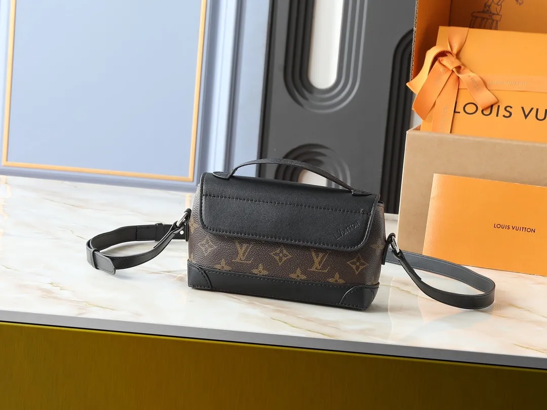 💰220💰Upgraded from the original M13888. This Steamer East West mini handbag is made of Monogram embossed Taurillon cow leather in a horizontal configuration, highlighting the classic design of the Steamer series. A flap closure, unique reinforced corners, and a top handle add to the refined details. Equipped with an adjustable shoulder strap, it can be worn as a cross-body or hand-held bag at will. Dimensions: 20.0 x 11.0 x 5.0 cm (length x height x width)
