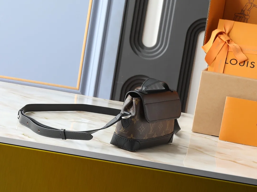 💰220💰Upgraded from the original M13888. This Steamer East West mini handbag is made of Monogram embossed Taurillon cow leather in a horizontal configuration, highlighting the classic design of the Steamer series. A flap closure, unique reinforced corners, and a top handle add to the refined details. Equipped with an adjustable shoulder strap, it can be worn as a cross-body or hand-held bag at will. Dimensions: 20.0 x 11.0 x 5.0 cm (length x height x width)