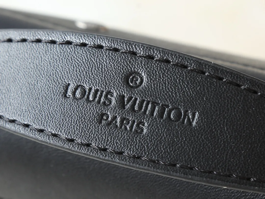 💰220💰Upgraded from the original M13888. This Steamer East West mini handbag is made of Monogram embossed Taurillon cow leather in a horizontal configuration, highlighting the classic design of the Steamer series. A flap closure, unique reinforced corners, and a top handle add to the refined details. Equipped with an adjustable shoulder strap, it can be worn as a cross-body or hand-held bag at will. Dimensions: 20.0 x 11.0 x 5.0 cm (length x height x width)