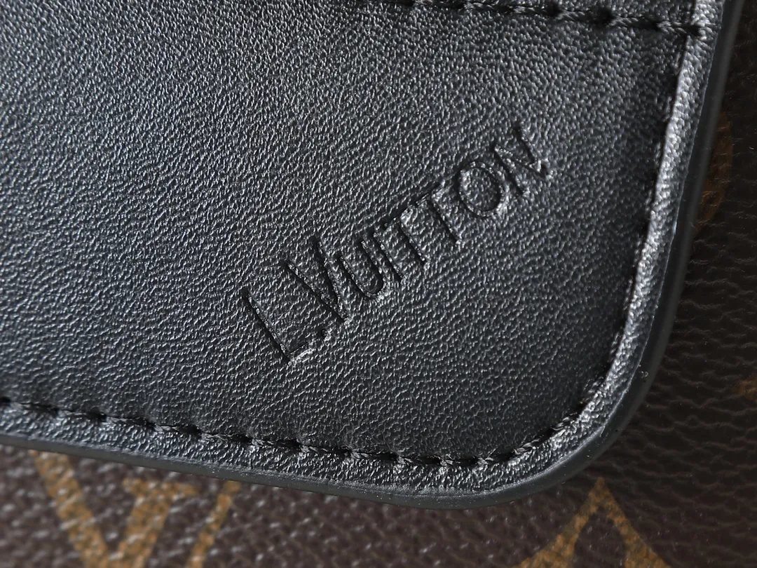 💰220💰Upgraded from the original M13888. This Steamer East West mini handbag is made of Monogram embossed Taurillon cow leather in a horizontal configuration, highlighting the classic design of the Steamer series. A flap closure, unique reinforced corners, and a top handle add to the refined details. Equipped with an adjustable shoulder strap, it can be worn as a cross-body or hand-held bag at will. Dimensions: 20.0 x 11.0 x 5.0 cm (length x height x width)