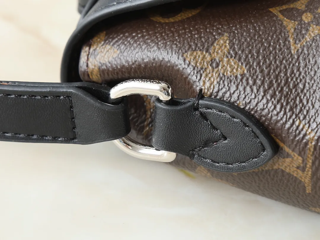 💰220💰Upgraded from the original M13888. This Steamer East West mini handbag is made of Monogram embossed Taurillon cow leather in a horizontal configuration, highlighting the classic design of the Steamer series. A flap closure, unique reinforced corners, and a top handle add to the refined details. Equipped with an adjustable shoulder strap, it can be worn as a cross-body or hand-held bag at will. Dimensions: 20.0 x 11.0 x 5.0 cm (length x height x width)