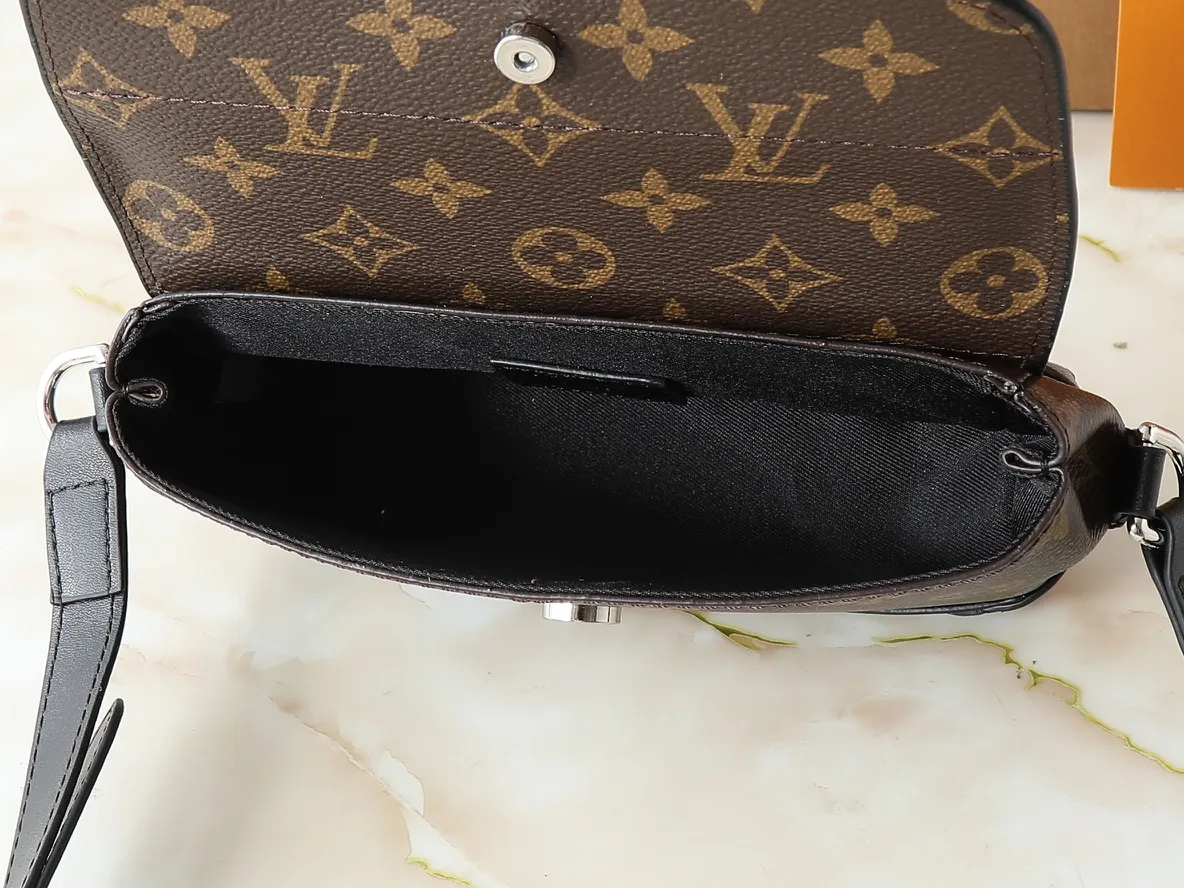 💰220💰Upgraded from the original M13888. This Steamer East West mini handbag is made of Monogram embossed Taurillon cow leather in a horizontal configuration, highlighting the classic design of the Steamer series. A flap closure, unique reinforced corners, and a top handle add to the refined details. Equipped with an adjustable shoulder strap, it can be worn as a cross-body or hand-held bag at will. Dimensions: 20.0 x 11.0 x 5.0 cm (length x height x width)