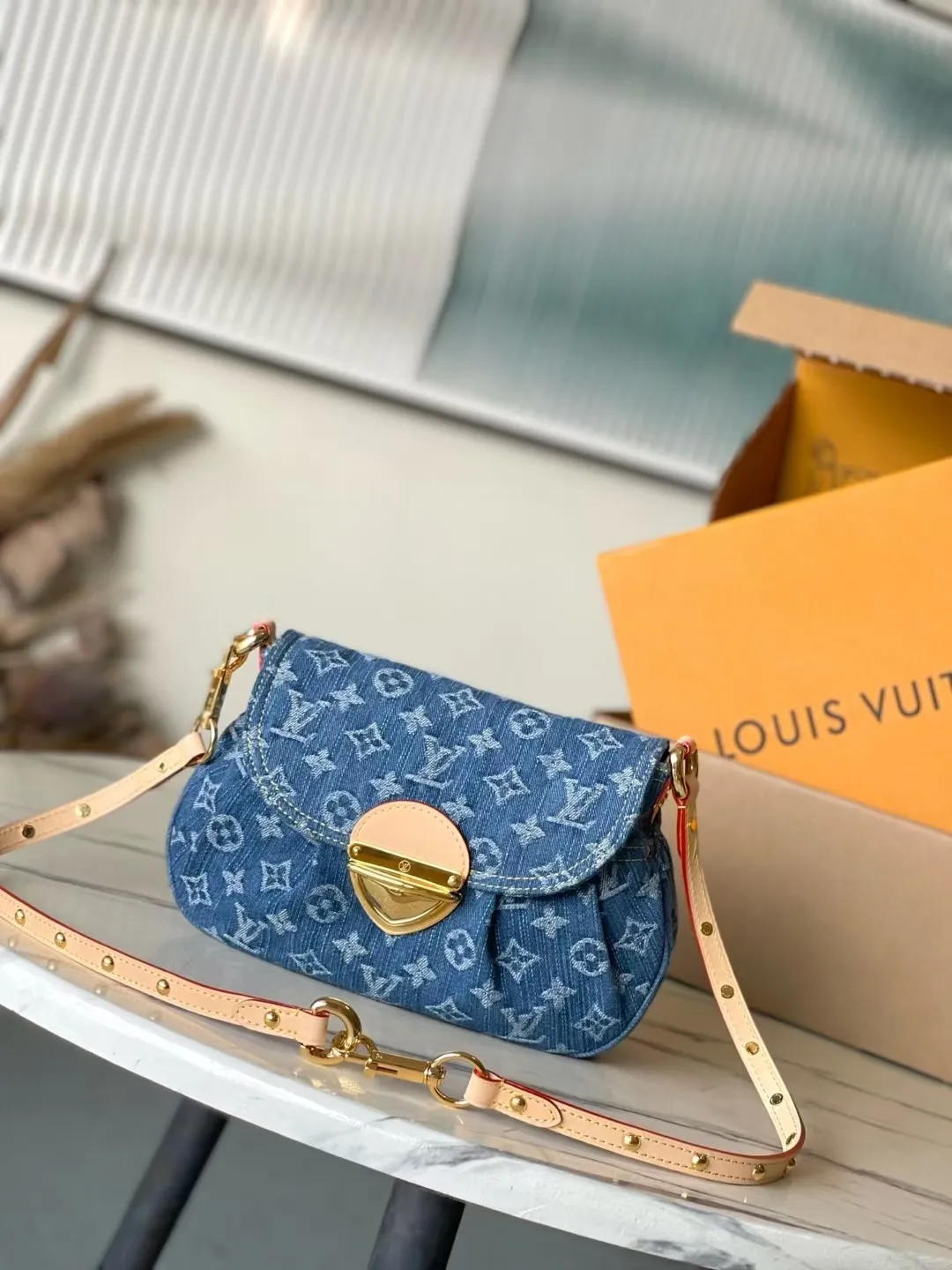 💰1000 Top quality original M46829 denim Sunset handbag focusing on Monogram Denim canvas. This material is made through multiple processes. The Monogram pattern is woven with cotton yarn certified by the Global Organic Textile Standard and then bleached. The finished product is sand-washed to create a unique look, and branded buckles add an eye-catching touch. Dimensions: 27 x 18 x 3 cm (length x height x width)