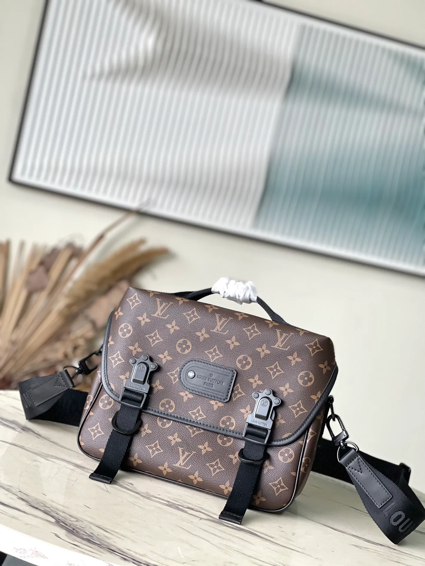 💰1060 Top Original Order M46972 This LV Trail messenger bag is inspired by brand elements. The classic Manogram Macassr canvas is integrated with a logo shoulder strap and a hard-case style quick-release buckle, which can be changed at will. Plenty of space to store personal items. Dimensions: 31 × 22 × 11 cm