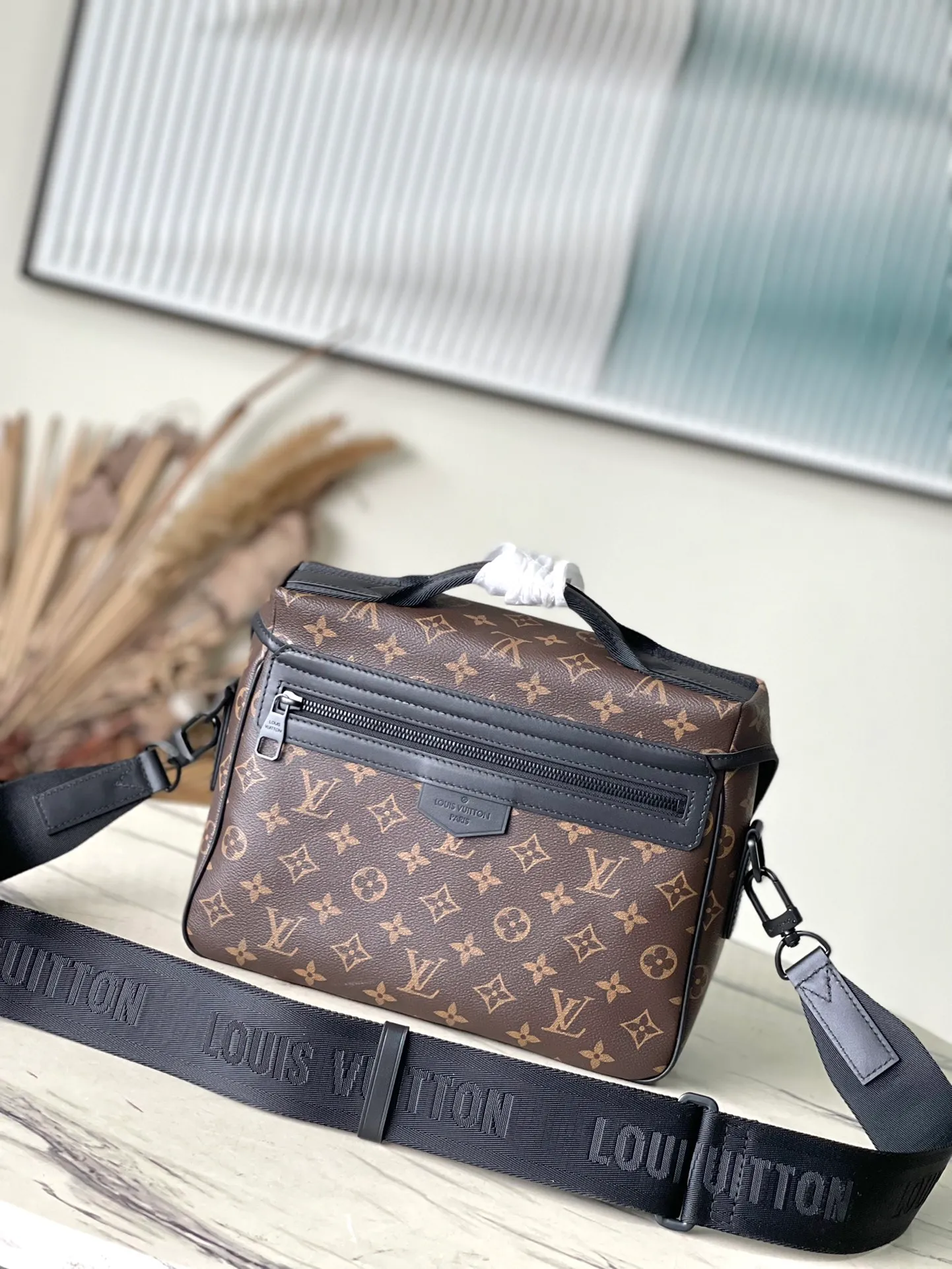 💰1060 Top Original Order M46972 This LV Trail messenger bag is inspired by brand elements. The classic Manogram Macassr canvas is integrated with a logo shoulder strap and a hard-case style quick-release buckle, which can be changed at will. Plenty of space to store personal items. Dimensions: 31 × 22 × 11 cm