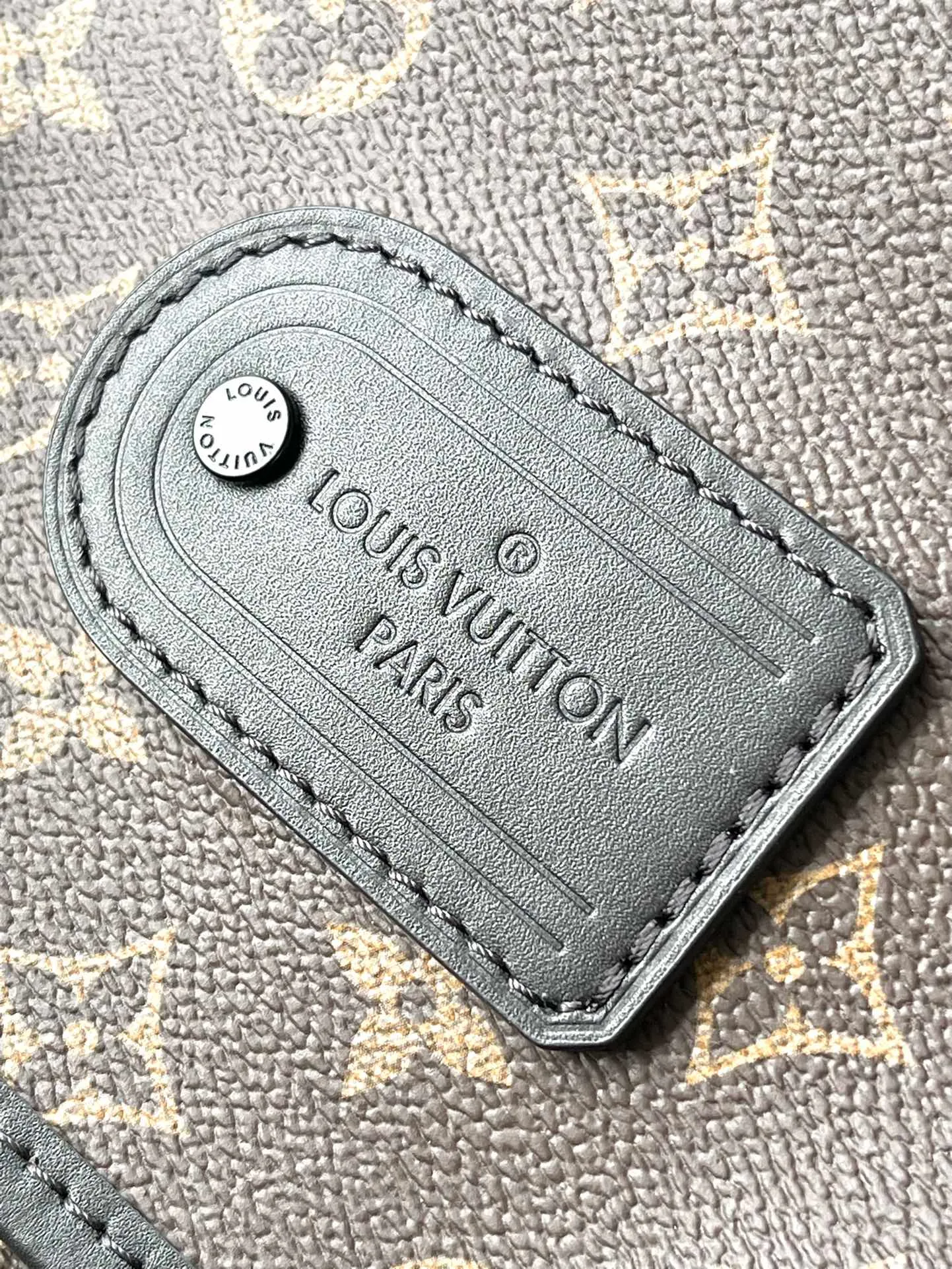 💰1060 Top Original Order M46972 This LV Trail messenger bag is inspired by brand elements. The classic Manogram Macassr canvas is integrated with a logo shoulder strap and a hard-case style quick-release buckle, which can be changed at will. Plenty of space to store personal items. Dimensions: 31 × 22 × 11 cm