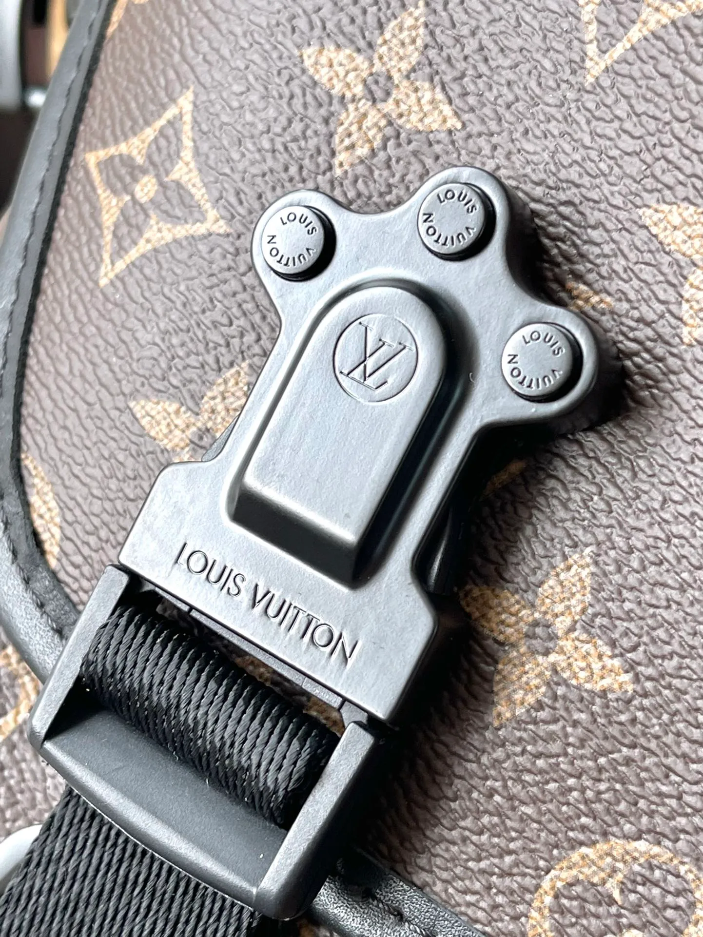 💰1060 Top Original Order M46972 This LV Trail messenger bag is inspired by brand elements. The classic Manogram Macassr canvas is integrated with a logo shoulder strap and a hard-case style quick-release buckle, which can be changed at will. Plenty of space to store personal items. Dimensions: 31 × 22 × 11 cm