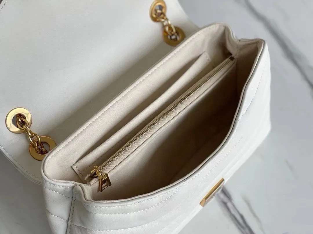 💰1160 (Top Grain Leather) Top Original M58549 NEW WAVE Chain Bag V-shaped quilted chain bag handbag The vintage gold color chain slides through carved holes, while the folding fastener makes it soft. Thanks to its multiple compartments, the interior makes it easier to place women's necessities. Chain bag with easily identifiable badge logo. Size: 24x14x9cm