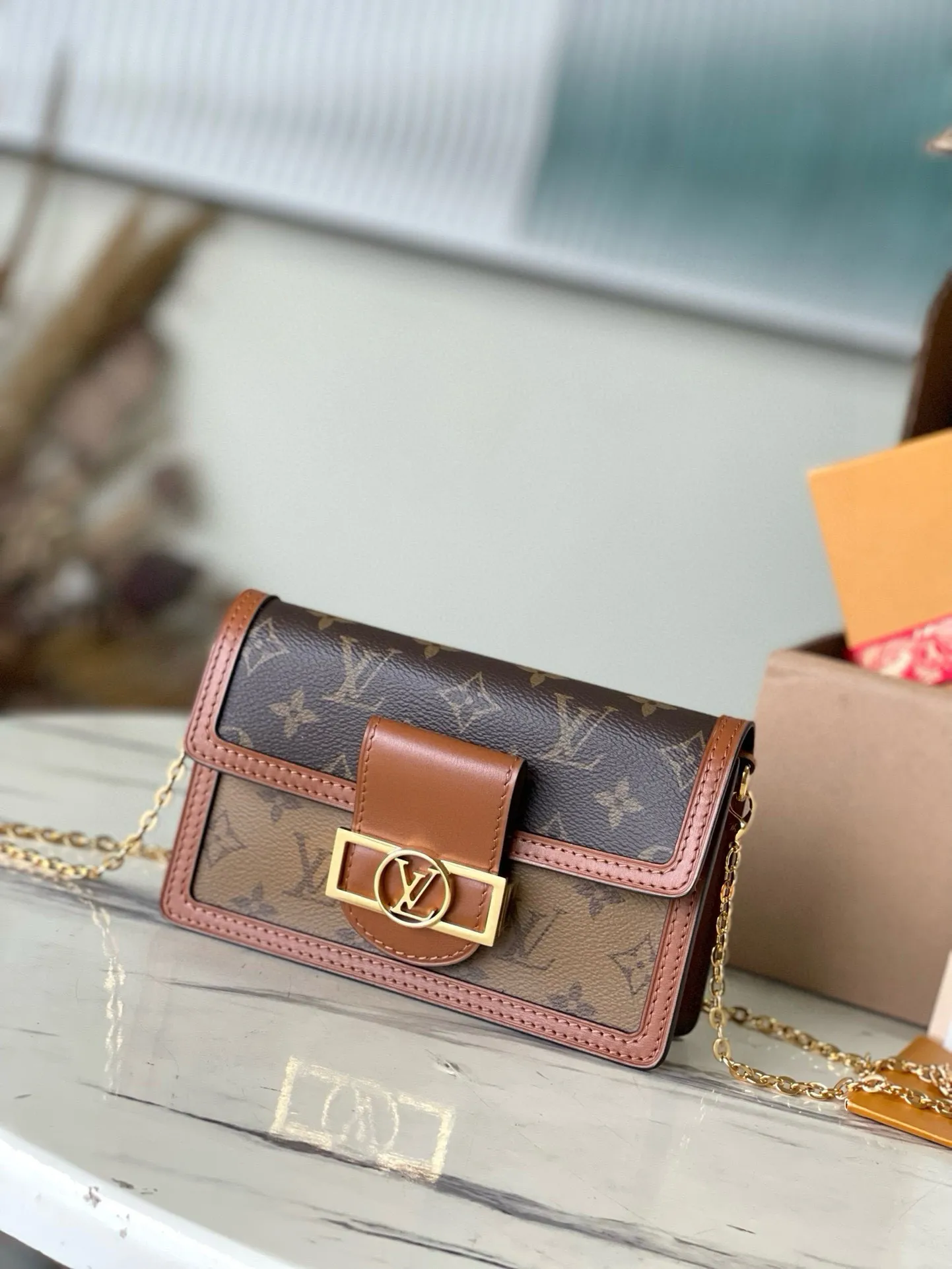 💰740 (steel chain) top original order M68746 This Dauphine chain bag combines the iconic elements of the Dauphine series with the fusion of Monogram and Monogram Reverse canvas, reproducing the retro appearance, calfskin trim and Circle hook buckle. Dimensions: 18.5 x 12.0 x 5.0 cm
