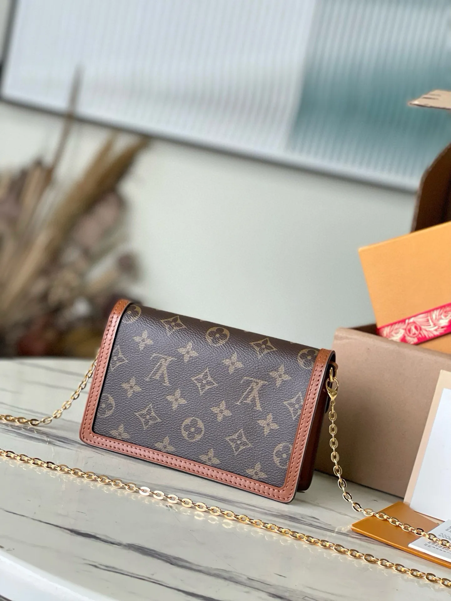 💰740 (steel chain) top original order M68746 This Dauphine chain bag combines the iconic elements of the Dauphine series with the fusion of Monogram and Monogram Reverse canvas, reproducing the retro appearance, calfskin trim and Circle hook buckle. Dimensions: 18.5 x 12.0 x 5.0 cm