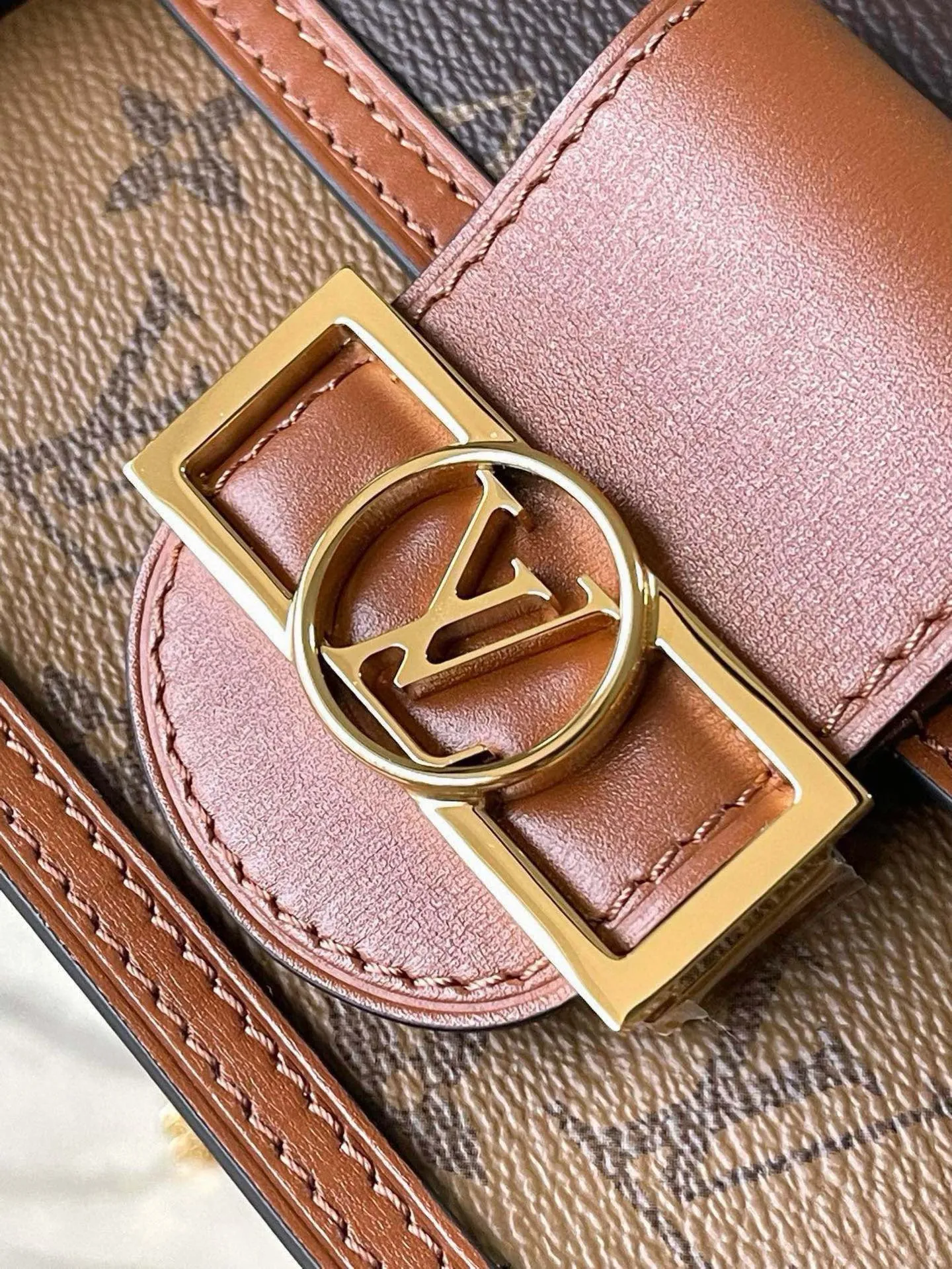 💰740 (steel chain) top original order M68746 This Dauphine chain bag combines the iconic elements of the Dauphine series with the fusion of Monogram and Monogram Reverse canvas, reproducing the retro appearance, calfskin trim and Circle hook buckle. Dimensions: 18.5 x 12.0 x 5.0 cm