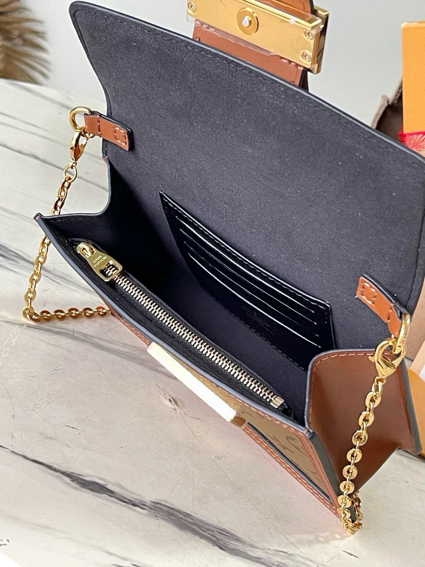 💰740 (steel chain) top original order M68746 This Dauphine chain bag combines the iconic elements of the Dauphine series with the fusion of Monogram and Monogram Reverse canvas, reproducing the retro appearance, calfskin trim and Circle hook buckle. Dimensions: 18.5 x 12.0 x 5.0 cm
