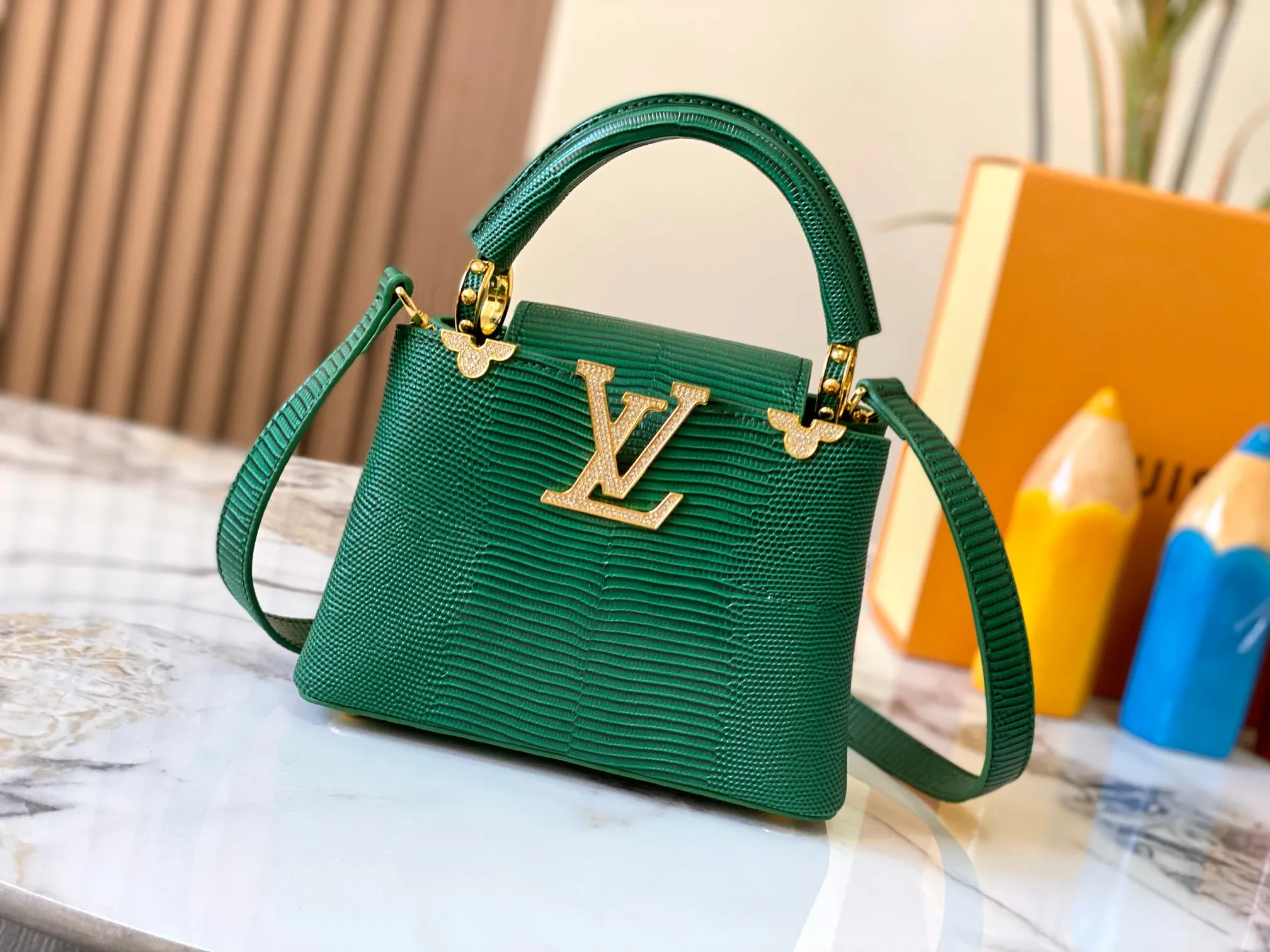 Top original P440 Guangzhou product M12296 green lizard leather with gold diamond corolla🔺This Capucines mini handbag is wrapped in gorgeous lizard leather and lined with delicate sheepskin, embellished with dazzling metal parts. The flip cover reads LV letters inside, and a Monogram flower blooms when turned out. Its compact size makes it a dazzling choice for evening occasions. Detailed features 21 x 14 x 8 cm (length x height x width