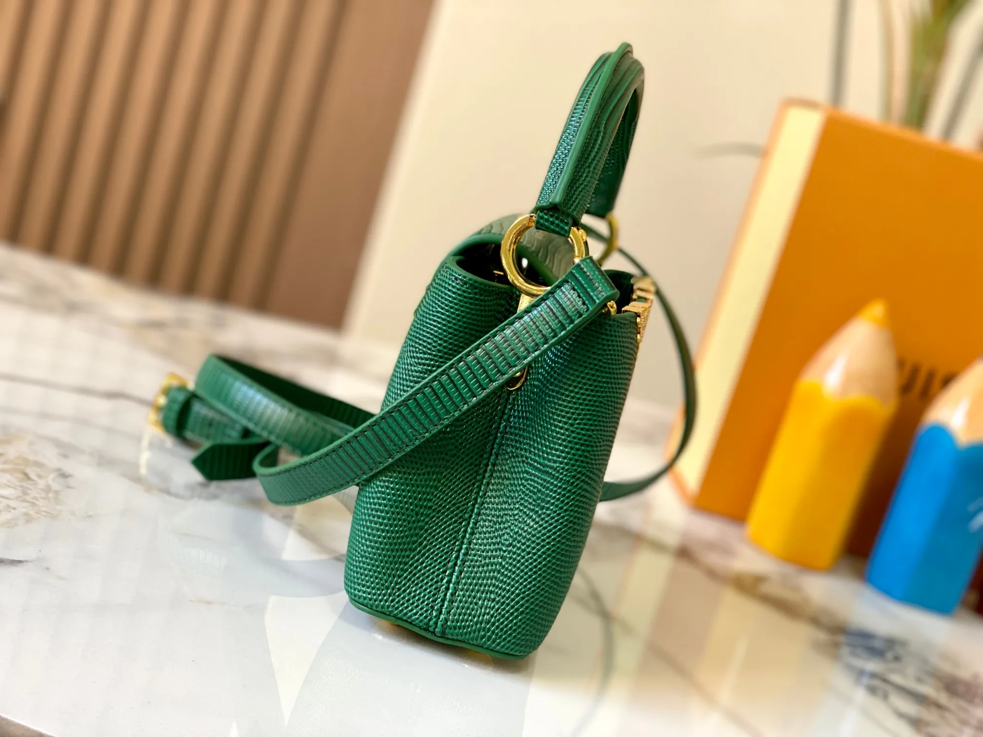 Top original P440 Guangzhou product M12296 green lizard leather with gold diamond corolla🔺This Capucines mini handbag is wrapped in gorgeous lizard leather and lined with delicate sheepskin, embellished with dazzling metal parts. The flip cover reads LV letters inside, and a Monogram flower blooms when turned out. Its compact size makes it a dazzling choice for evening occasions. Detailed features 21 x 14 x 8 cm (length x height x width