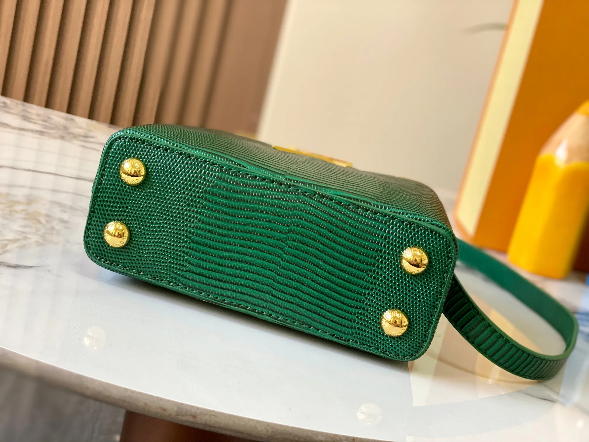 Top original P440 Guangzhou product M12296 green lizard leather with gold diamond corolla🔺This Capucines mini handbag is wrapped in gorgeous lizard leather and lined with delicate sheepskin, embellished with dazzling metal parts. The flip cover reads LV letters inside, and a Monogram flower blooms when turned out. Its compact size makes it a dazzling choice for evening occasions. Detailed features 21 x 14 x 8 cm (length x height x width