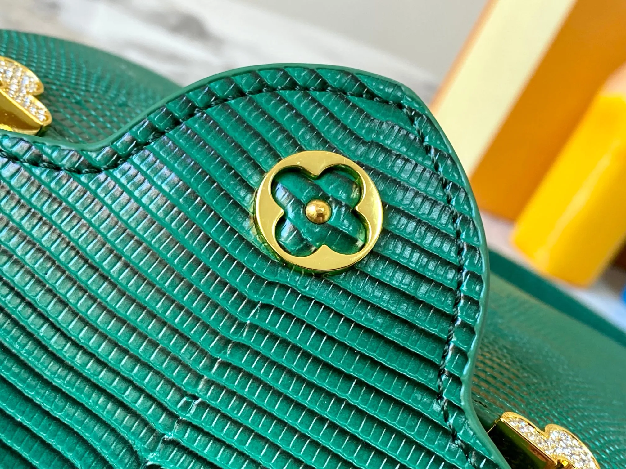 Top original P440 Guangzhou product M12296 green lizard leather with gold diamond corolla🔺This Capucines mini handbag is wrapped in gorgeous lizard leather and lined with delicate sheepskin, embellished with dazzling metal parts. The flip cover reads LV letters inside, and a Monogram flower blooms when turned out. Its compact size makes it a dazzling choice for evening occasions. Detailed features 21 x 14 x 8 cm (length x height x width