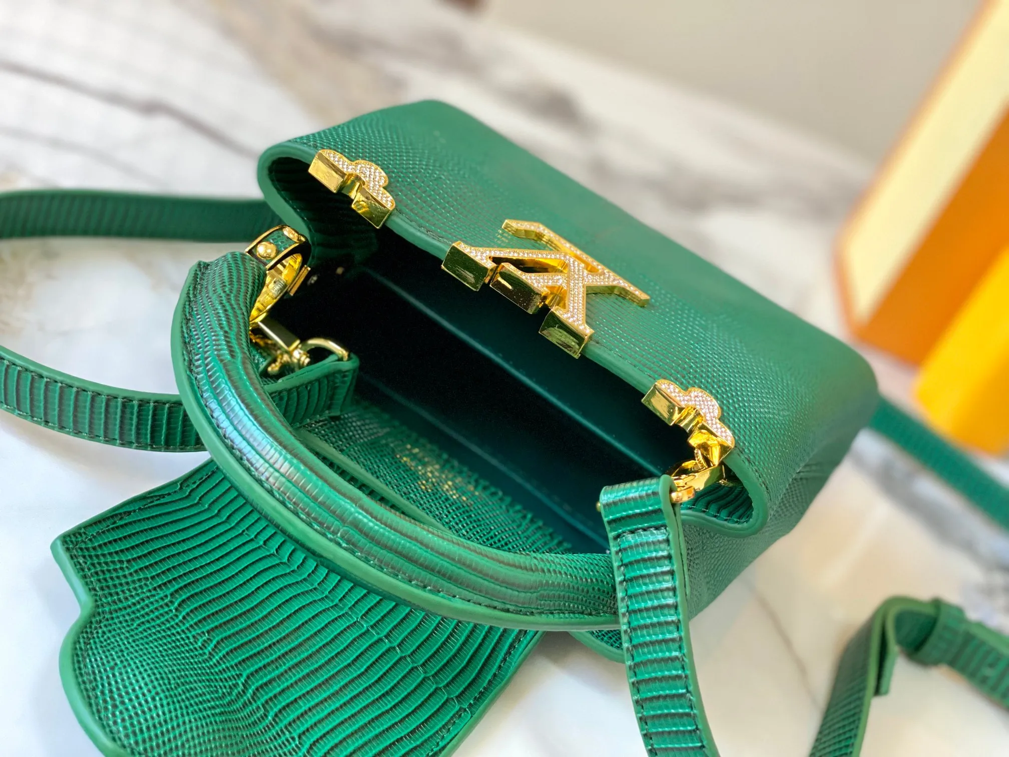 Top original P440 Guangzhou product M12296 green lizard leather with gold diamond corolla🔺This Capucines mini handbag is wrapped in gorgeous lizard leather and lined with delicate sheepskin, embellished with dazzling metal parts. The flip cover reads LV letters inside, and a Monogram flower blooms when turned out. Its compact size makes it a dazzling choice for evening occasions. Detailed features 21 x 14 x 8 cm (length x height x width