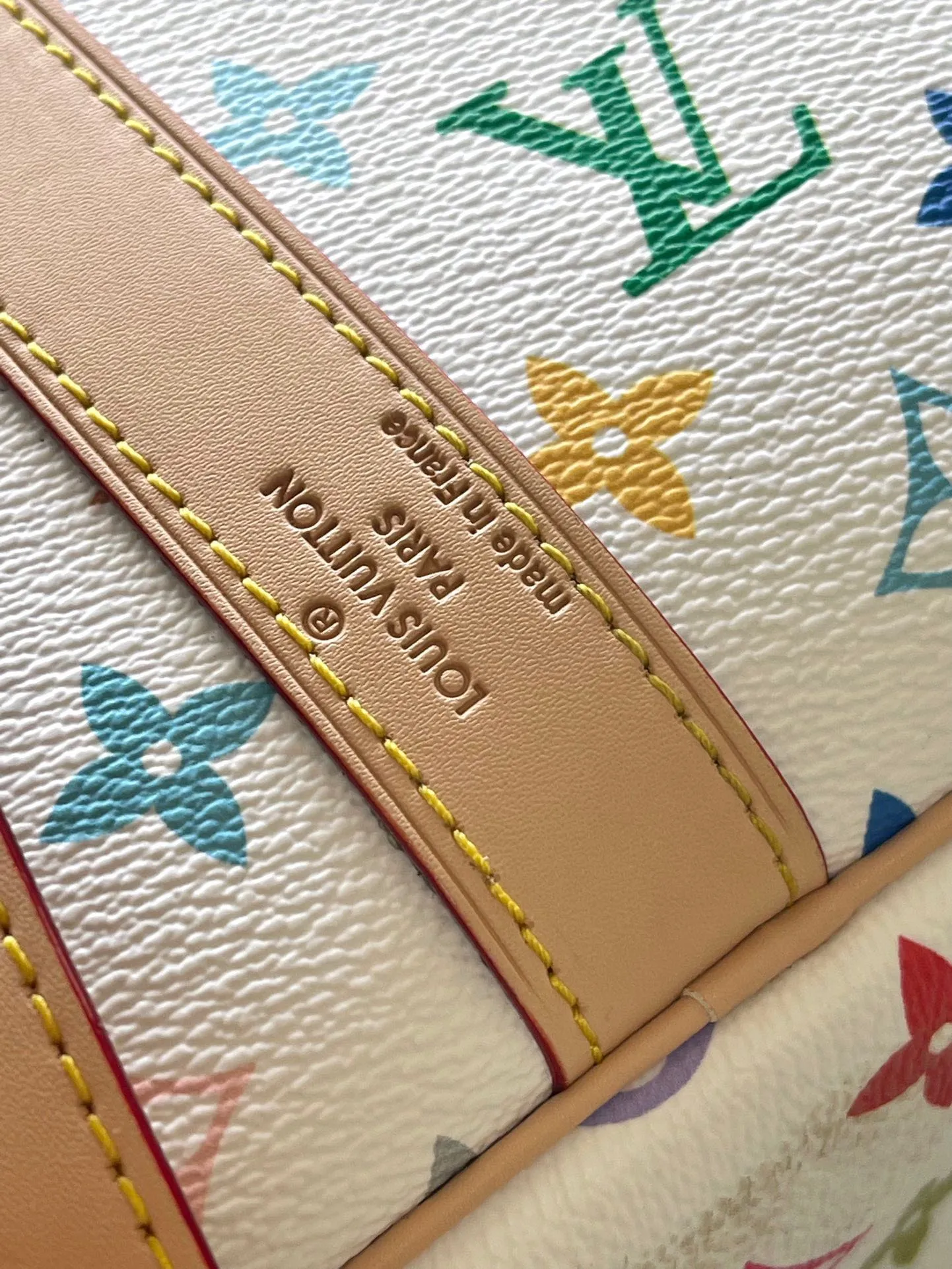 💰1740 Top original order M13742 This Keepal Bandouliere45 travel bag is from the Louis Vuitton × Murakami reissue series. It uses gorgeous Monogram coated canvas to show the creative blend of the brand's iconic elements and the artist's iridescent aesthetics. The S-lock buckle and glossy metal corners on the front pocket establish a classic foundation, while the rivet ribbon and bow-shaped key bag highlight the new season trend. Dimensions: 45 × 27 × 20 cm