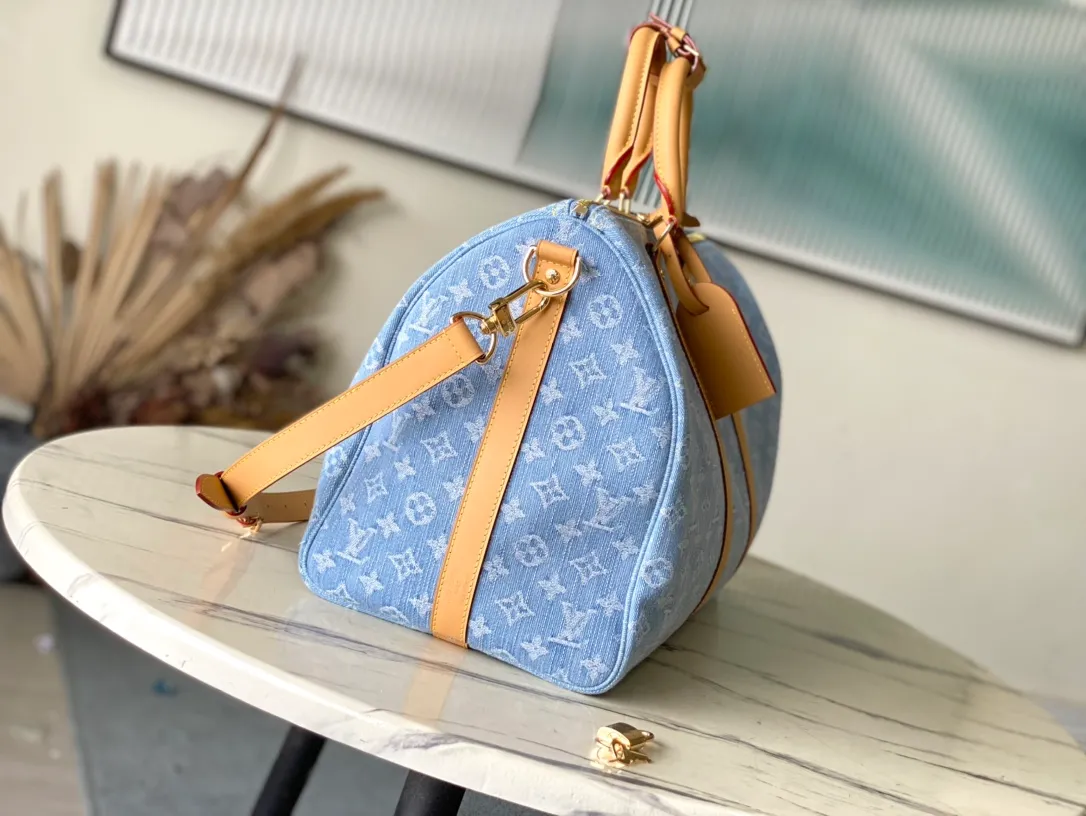 💰1260 Top original order M25334 KEEPALL BANDOULI Gx This Keepall Bandouliere 45 travel bag is made of Monogram Denim material, which is the prelude to summer: the cotton material is woven with Monogram pattern, and the sand-washed effect presents a unique look. Calf leather details at the reinforced side straps and detachable shoulder strap add a dressy touch. Dimensions: 45 × 27 × 20 cm