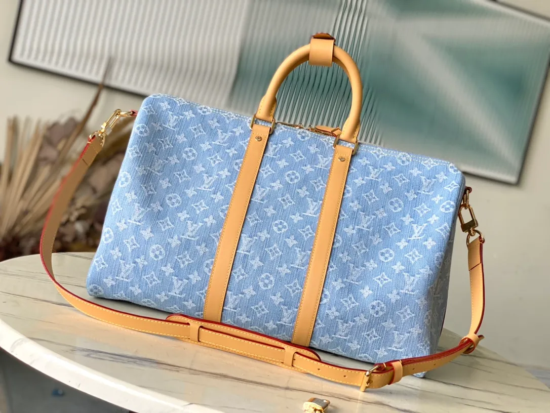 💰1260 Top original order M25334 KEEPALL BANDOULI Gx This Keepall Bandouliere 45 travel bag is made of Monogram Denim material, which is the prelude to summer: the cotton material is woven with Monogram pattern, and the sand-washed effect presents a unique look. Calf leather details at the reinforced side straps and detachable shoulder strap add a dressy touch. Dimensions: 45 × 27 × 20 cm