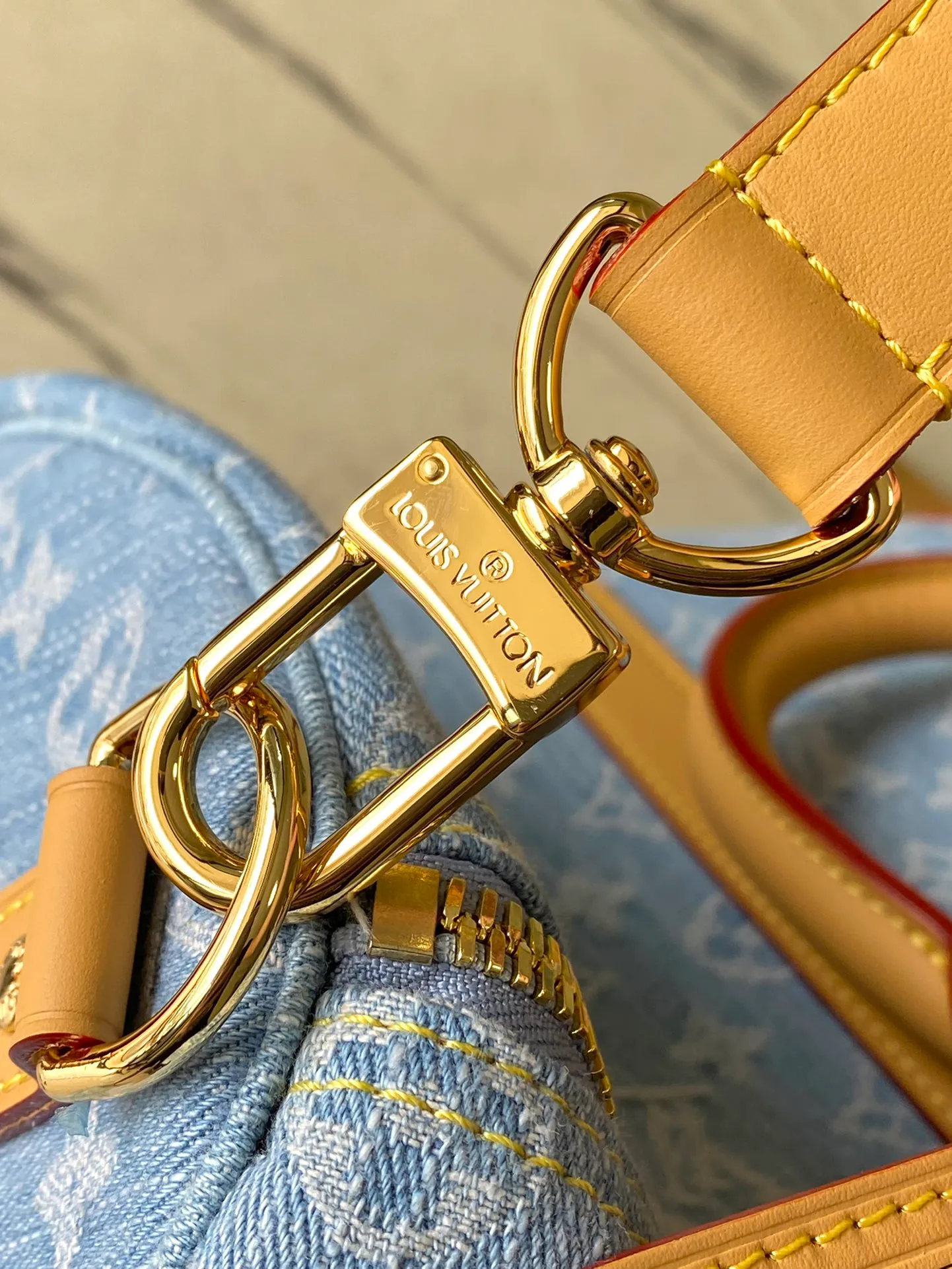 💰1260 Top original order M25334 KEEPALL BANDOULI Gx This Keepall Bandouliere 45 travel bag is made of Monogram Denim material, which is the prelude to summer: the cotton material is woven with Monogram pattern, and the sand-washed effect presents a unique look. Calf leather details at the reinforced side straps and detachable shoulder strap add a dressy touch. Dimensions: 45 × 27 × 20 cm