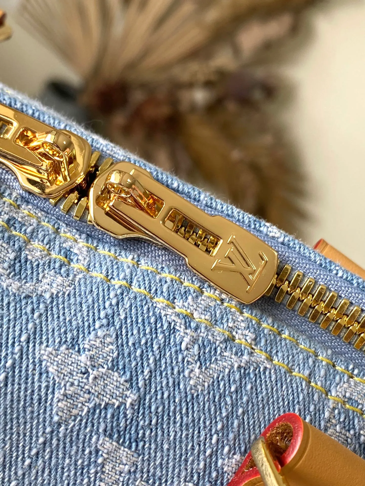 💰1260 Top original order M25334 KEEPALL BANDOULI Gx This Keepall Bandouliere 45 travel bag is made of Monogram Denim material, which is the prelude to summer: the cotton material is woven with Monogram pattern, and the sand-washed effect presents a unique look. Calf leather details at the reinforced side straps and detachable shoulder strap add a dressy touch. Dimensions: 45 × 27 × 20 cm