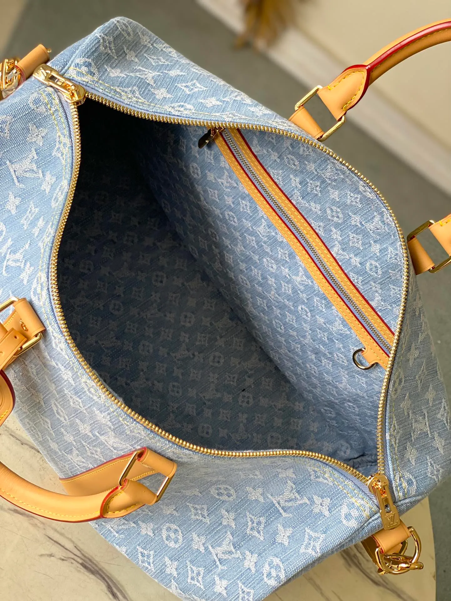 💰1260 Top original order M25334 KEEPALL BANDOULI Gx This Keepall Bandouliere 45 travel bag is made of Monogram Denim material, which is the prelude to summer: the cotton material is woven with Monogram pattern, and the sand-washed effect presents a unique look. Calf leather details at the reinforced side straps and detachable shoulder strap add a dressy touch. Dimensions: 45 × 27 × 20 cm