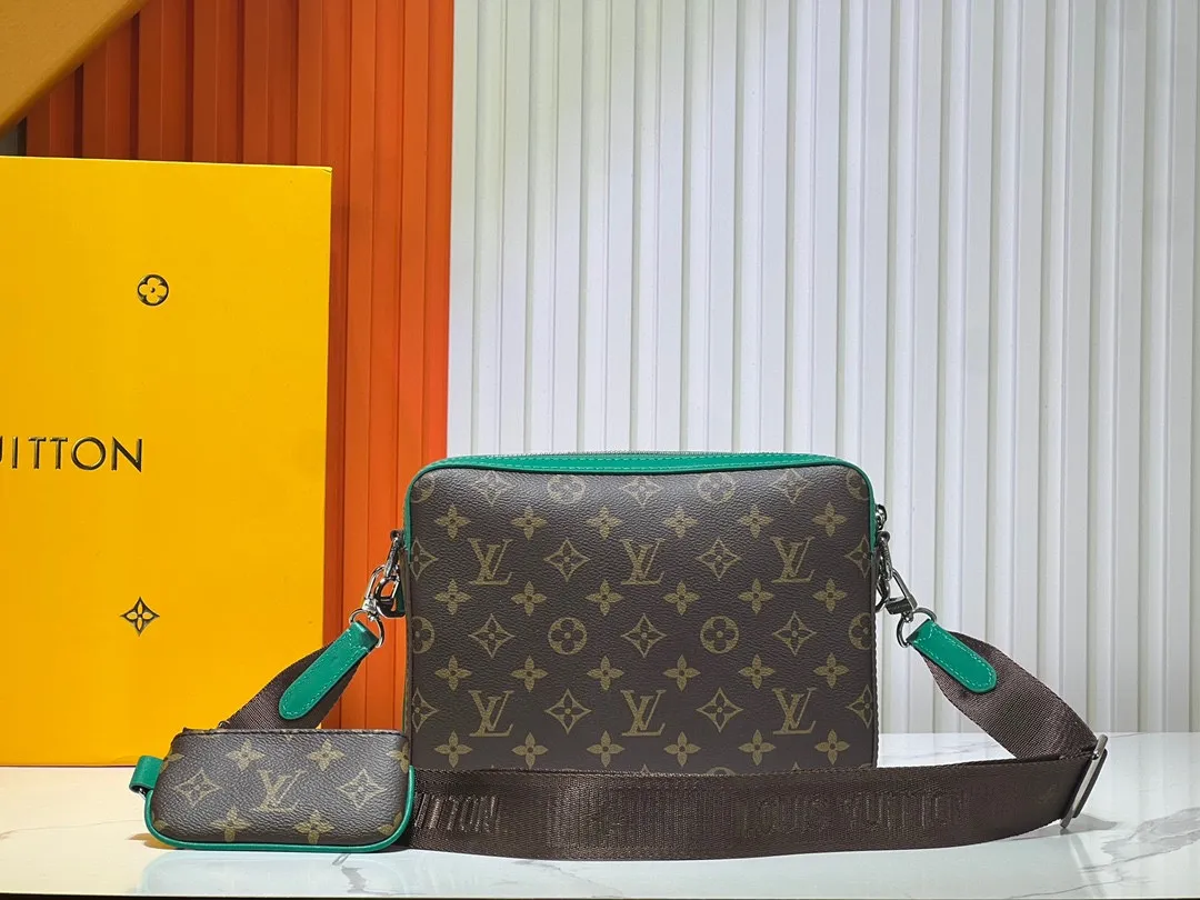 Batch 300💰M12766 M69443 M45320 New men's bag three-piece messenger bag series This Trio messenger bag uses Monogram Eclipse Reverse canvas and eye-catching details to create a three-in-one design. The zippered front pocket and coin purse on the shoulder strap are both detachable, enriching the functional design with the main pocket. The adjustable and removable fabric shoulder strap is embellished with the Louis Vuitton logo and provides a comfortable shoulder-carrying experience. Dimensions: 25.0×18.5×7.0