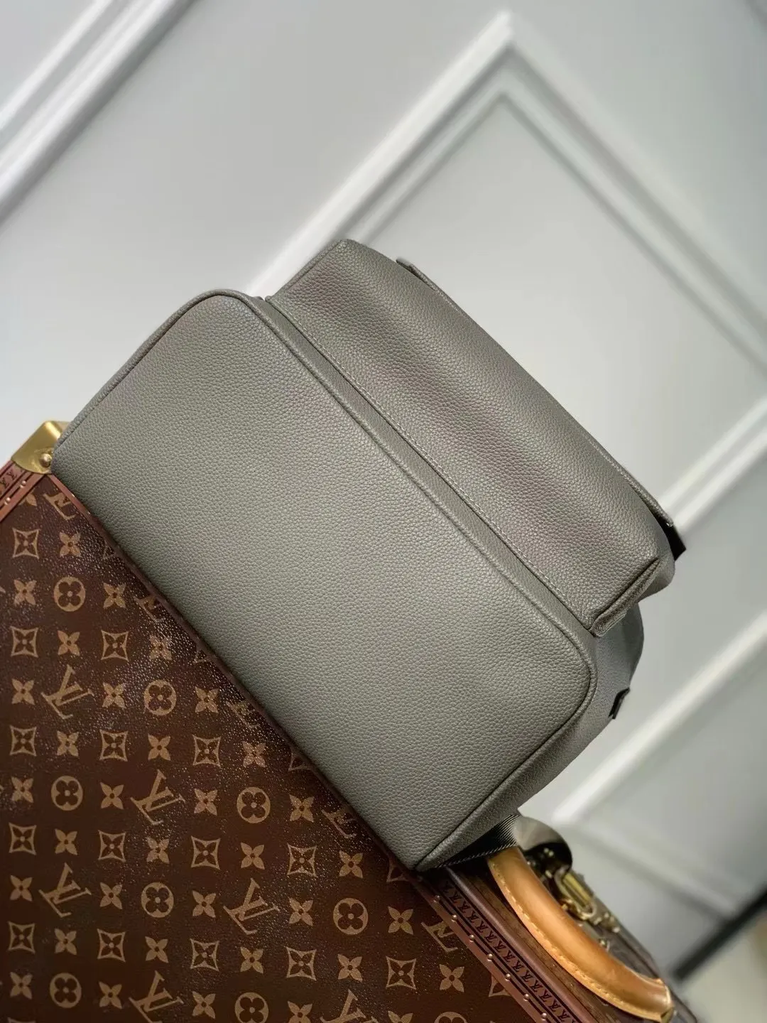 💰1400 (top layer leather) top original order ✨M21362 The new LV Aerogram backpack is an innovative and trendy choice with elegant temperament. Fine calfskin, as soft as old aviation letterhead, is embellished with a matte metal LV logo. The main compartment and flap front pocket provide plenty of space for weekend trips or wandering around the city. 43 x 30 x 14 cm (Length x Height x Width) Grained calfskin Leather trim Textile lining Metal hardware Metal lettering Customizable label Fabric shoulder strap Zip closure Flap front pocket with magnetic closure Handles: Single handle This product is made in France, Spain, Italy and the United States.