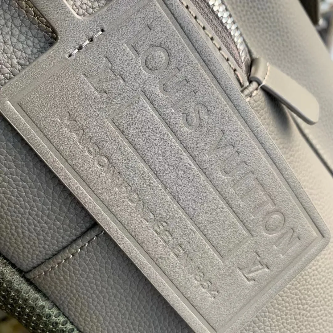 💰1400 (top layer leather) top original order ✨M21362 The new LV Aerogram backpack is an innovative and trendy choice with elegant temperament. Fine calfskin, as soft as old aviation letterhead, is embellished with a matte metal LV logo. The main compartment and flap front pocket provide plenty of space for weekend trips or wandering around the city. 43 x 30 x 14 cm (Length x Height x Width) Grained calfskin Leather trim Textile lining Metal hardware Metal lettering Customizable label Fabric shoulder strap Zip closure Flap front pocket with magnetic closure Handles: Single handle This product is made in France, Spain, Italy and the United States.