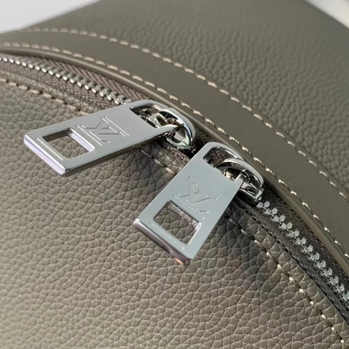 💰1400 (top layer leather) top original order ✨M21362 The new LV Aerogram backpack is an innovative and trendy choice with elegant temperament. Fine calfskin, as soft as old aviation letterhead, is embellished with a matte metal LV logo. The main compartment and flap front pocket provide plenty of space for weekend trips or wandering around the city. 43 x 30 x 14 cm (Length x Height x Width) Grained calfskin Leather trim Textile lining Metal hardware Metal lettering Customizable label Fabric shoulder strap Zip closure Flap front pocket with magnetic closure Handles: Single handle This product is made in France, Spain, Italy and the United States.