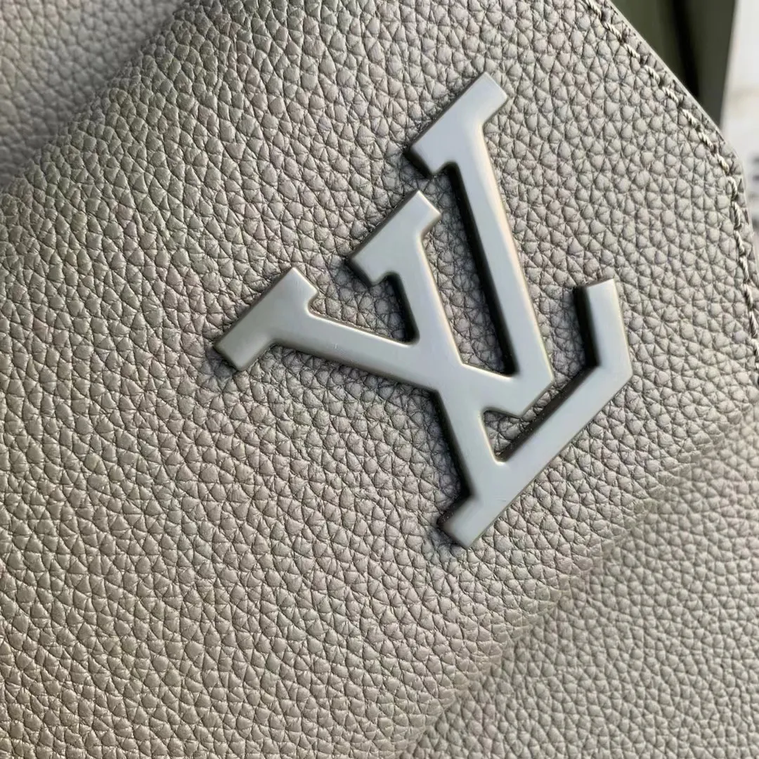 💰1400 (top layer leather) top original order ✨M21362 The new LV Aerogram backpack is an innovative and trendy choice with elegant temperament. Fine calfskin, as soft as old aviation letterhead, is embellished with a matte metal LV logo. The main compartment and flap front pocket provide plenty of space for weekend trips or wandering around the city. 43 x 30 x 14 cm (Length x Height x Width) Grained calfskin Leather trim Textile lining Metal hardware Metal lettering Customizable label Fabric shoulder strap Zip closure Flap front pocket with magnetic closure Handles: Single handle This product is made in France, Spain, Italy and the United States.