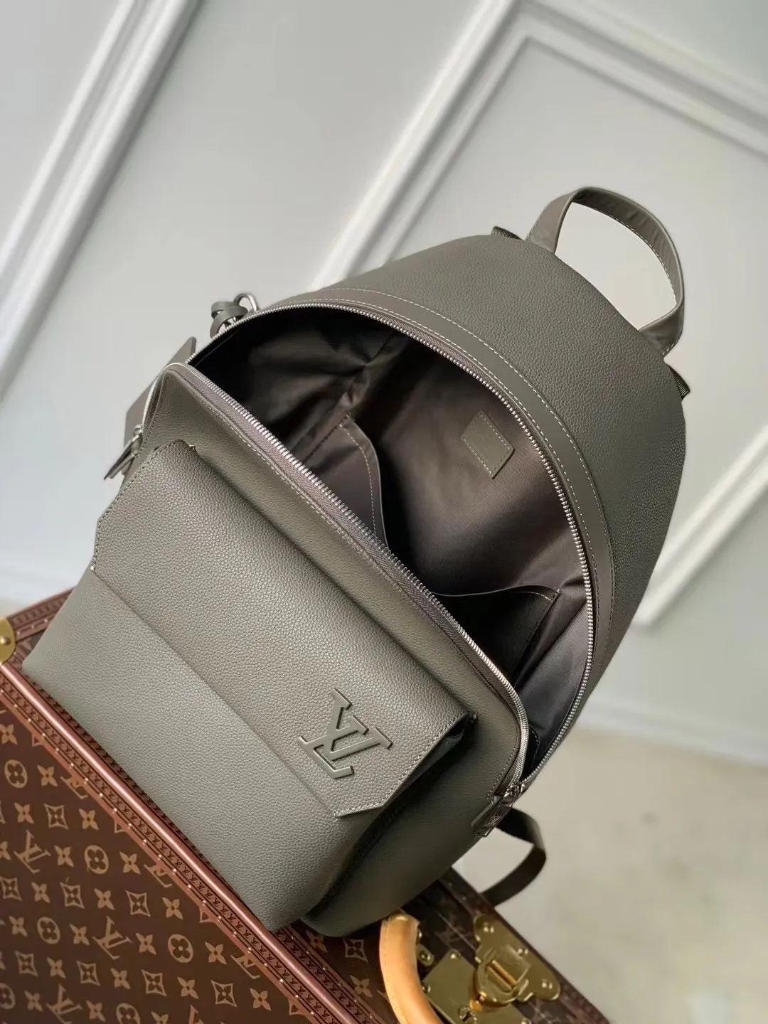 💰1400 (top layer leather) top original order ✨M21362 The new LV Aerogram backpack is an innovative and trendy choice with elegant temperament. Fine calfskin, as soft as old aviation letterhead, is embellished with a matte metal LV logo. The main compartment and flap front pocket provide plenty of space for weekend trips or wandering around the city. 43 x 30 x 14 cm (Length x Height x Width) Grained calfskin Leather trim Textile lining Metal hardware Metal lettering Customizable label Fabric shoulder strap Zip closure Flap front pocket with magnetic closure Handles: Single handle This product is made in France, Spain, Italy and the United States.