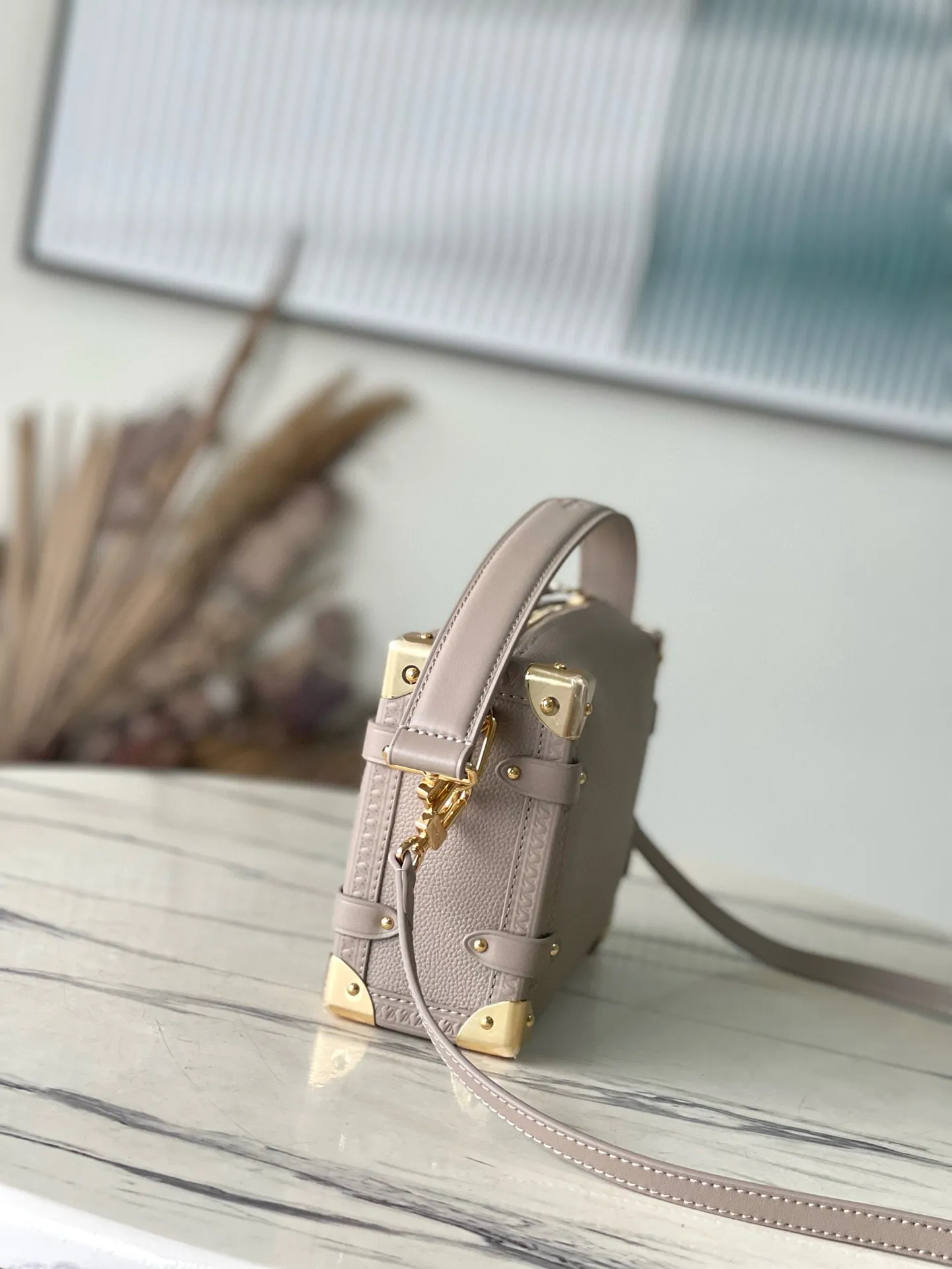 💰1300 (first-grain leather) top original order M25072 elephant gray Founding director Nicolas Ghesqulere pays tribute to the brand’s traditional hard luggage with this elegant Side Trunk medium handbag. The grained cow leather bag features smooth cow leather trim, S-ock buckle and metallic texture with rounded corners. The handle and adjustable shoulder strap are detachable, making it easy to hold, carry on the shoulder or cross-body. Dimensions: 21 × 14 × 6 cm