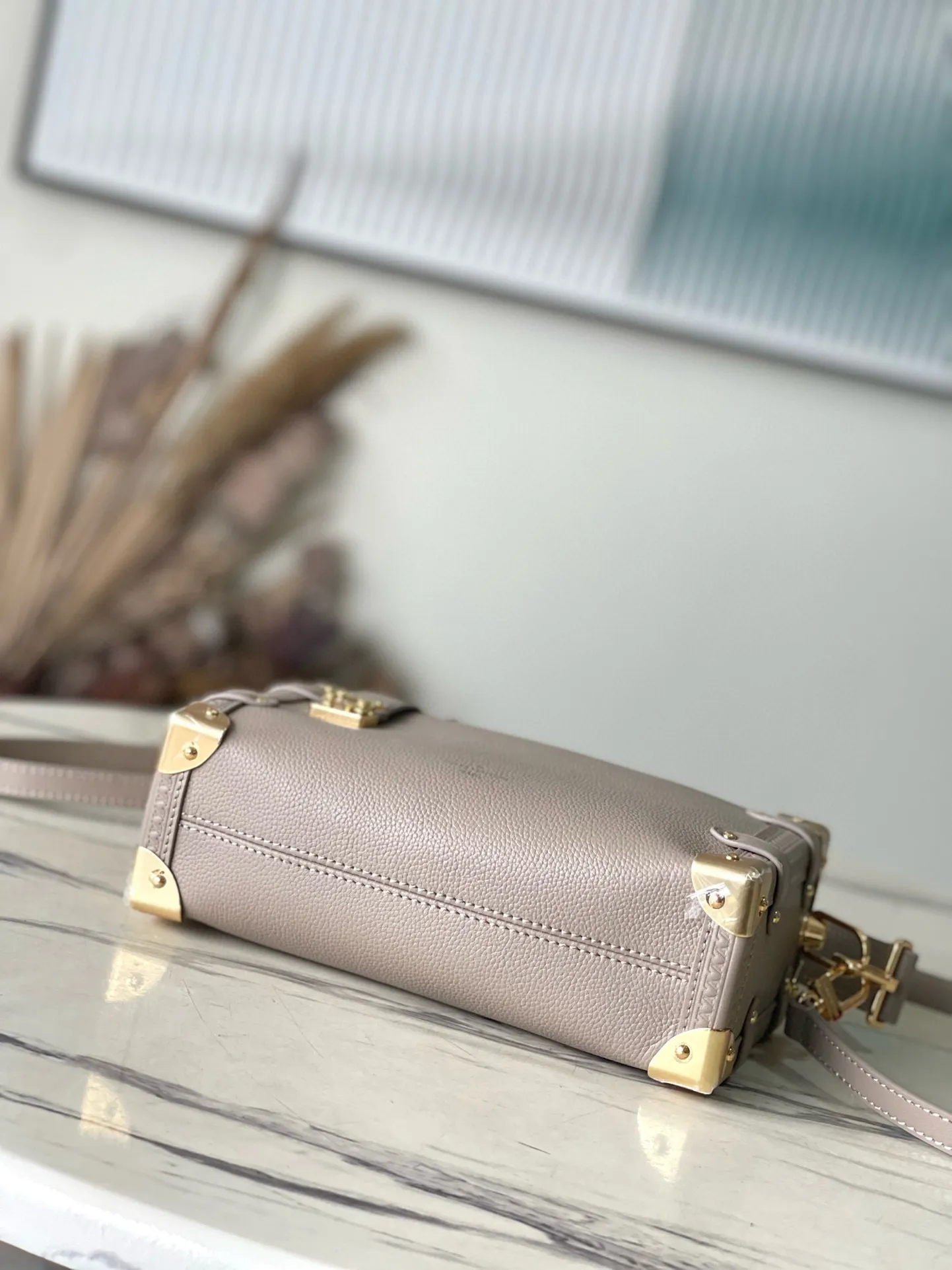 💰1300 (first-grain leather) top original order M25072 elephant gray Founding director Nicolas Ghesqulere pays tribute to the brand’s traditional hard luggage with this elegant Side Trunk medium handbag. The grained cow leather bag features smooth cow leather trim, S-ock buckle and metallic texture with rounded corners. The handle and adjustable shoulder strap are detachable, making it easy to hold, carry on the shoulder or cross-body. Dimensions: 21 × 14 × 6 cm