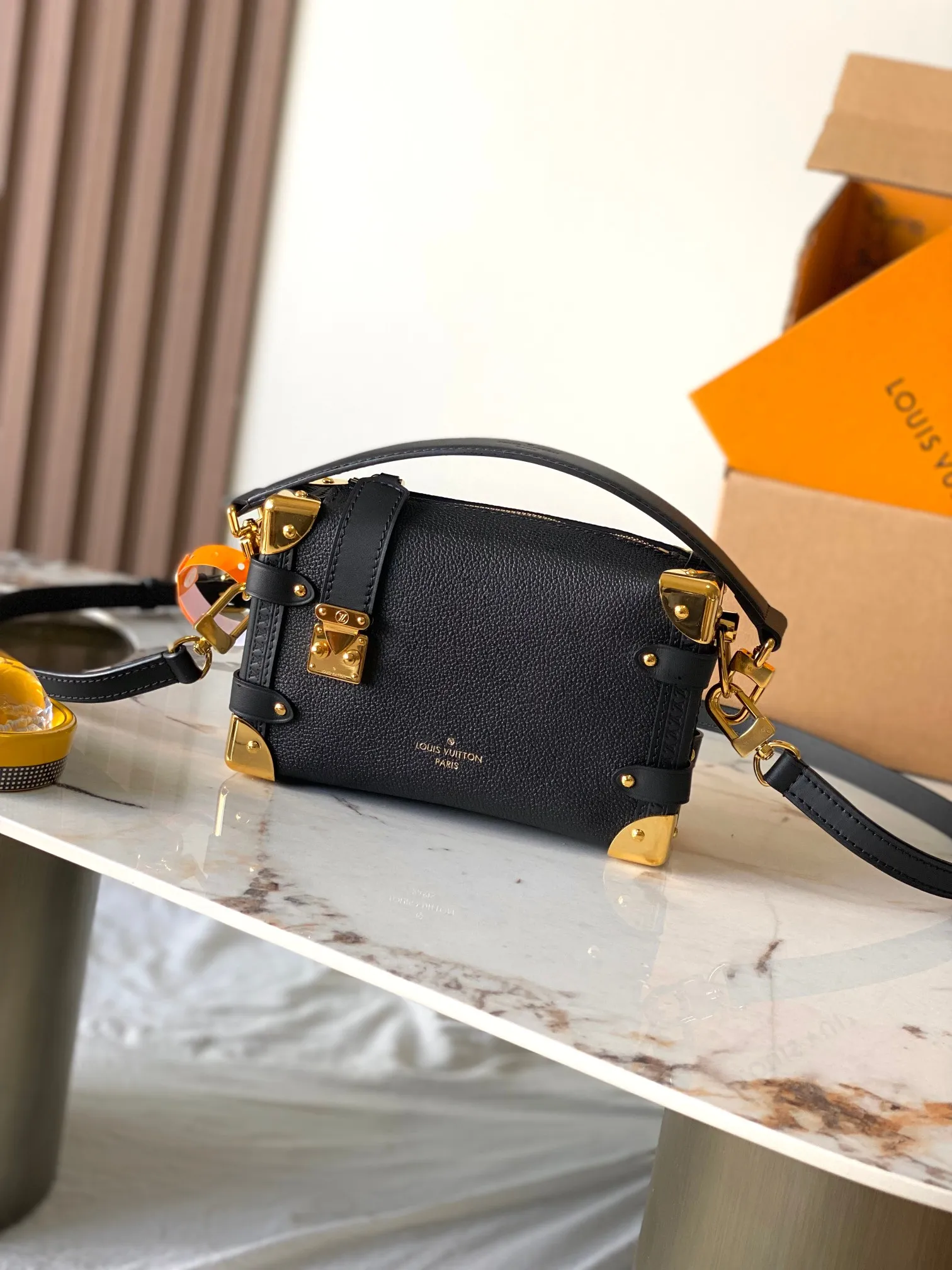 p2200 [Special grade MB163c chip version original leather] This Side Trunk small handbag Model: M23817 Material: Grade A all-steel hardware, imported original cowhide Packaging: Full set of original duty-free MB packaging Dimensions: 12.5 x 7.5 x 19 cm
