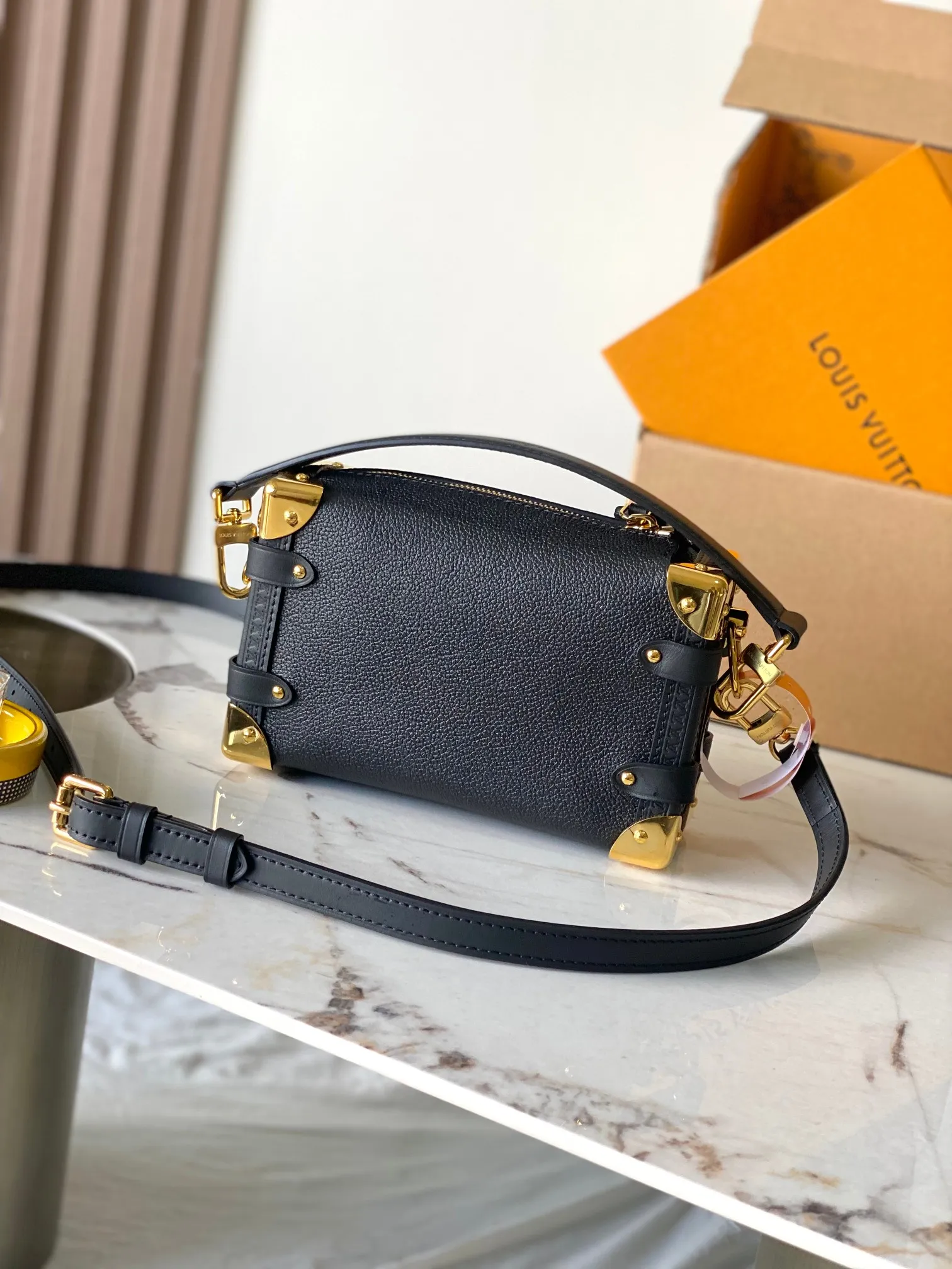 p2200 [Special grade MB163c chip version original leather] This Side Trunk small handbag Model: M23817 Material: Grade A all-steel hardware, imported original cowhide Packaging: Full set of original duty-free MB packaging Dimensions: 12.5 x 7.5 x 19 cm