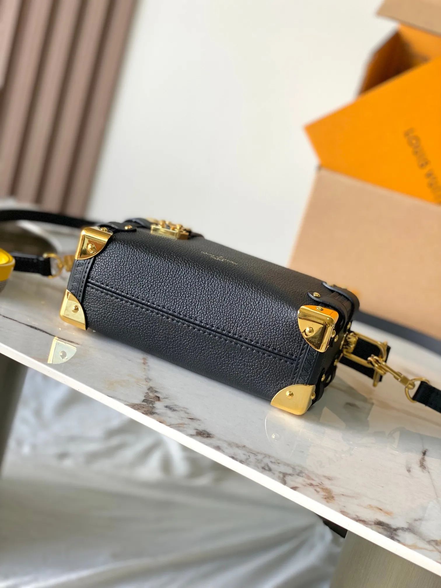 p2200 [Special grade MB163c chip version original leather] This Side Trunk small handbag Model: M23817 Material: Grade A all-steel hardware, imported original cowhide Packaging: Full set of original duty-free MB packaging Dimensions: 12.5 x 7.5 x 19 cm